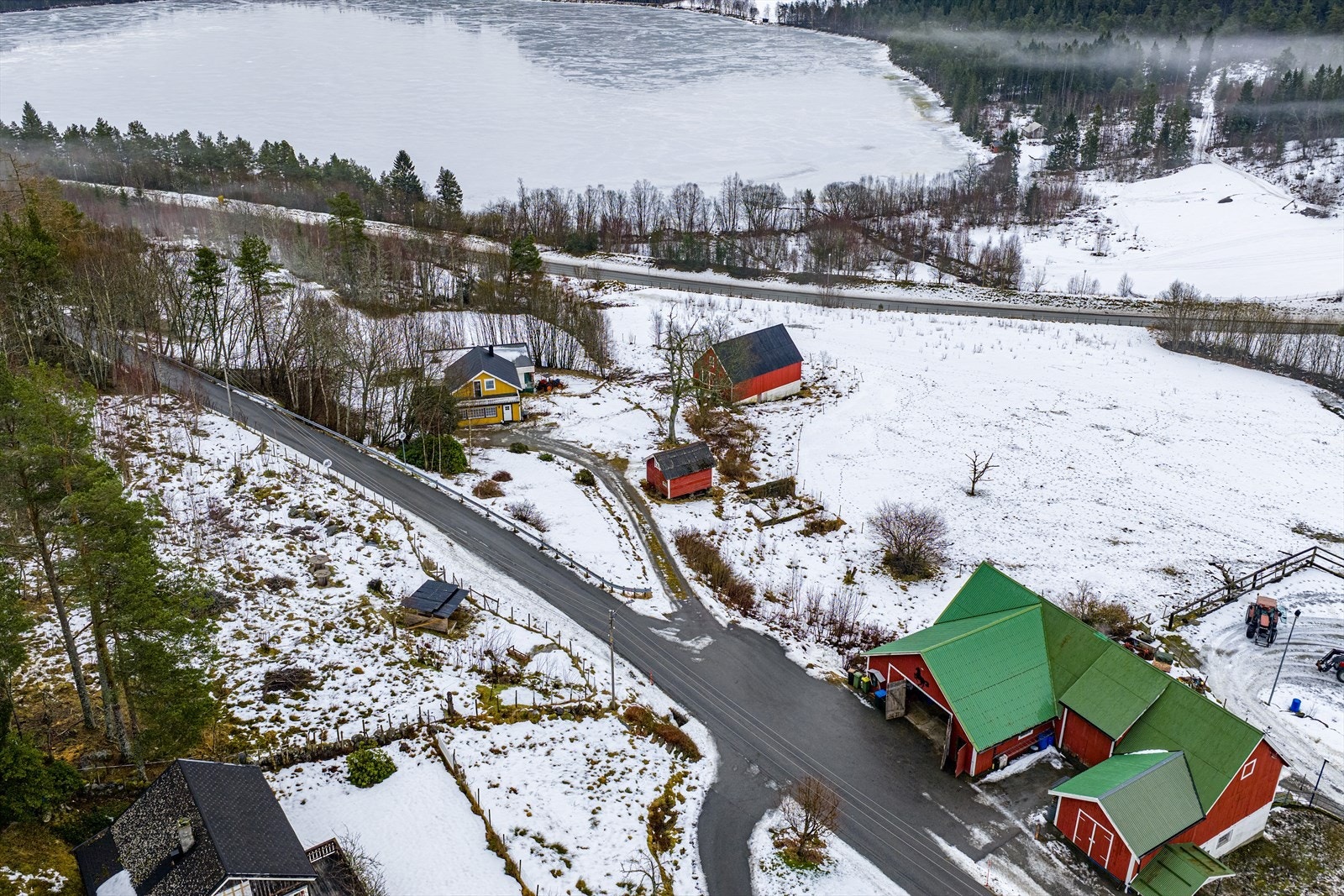 På bruket står et våningshus som er tilbygt, en løde, et stabbur og et naust Galleribilde
