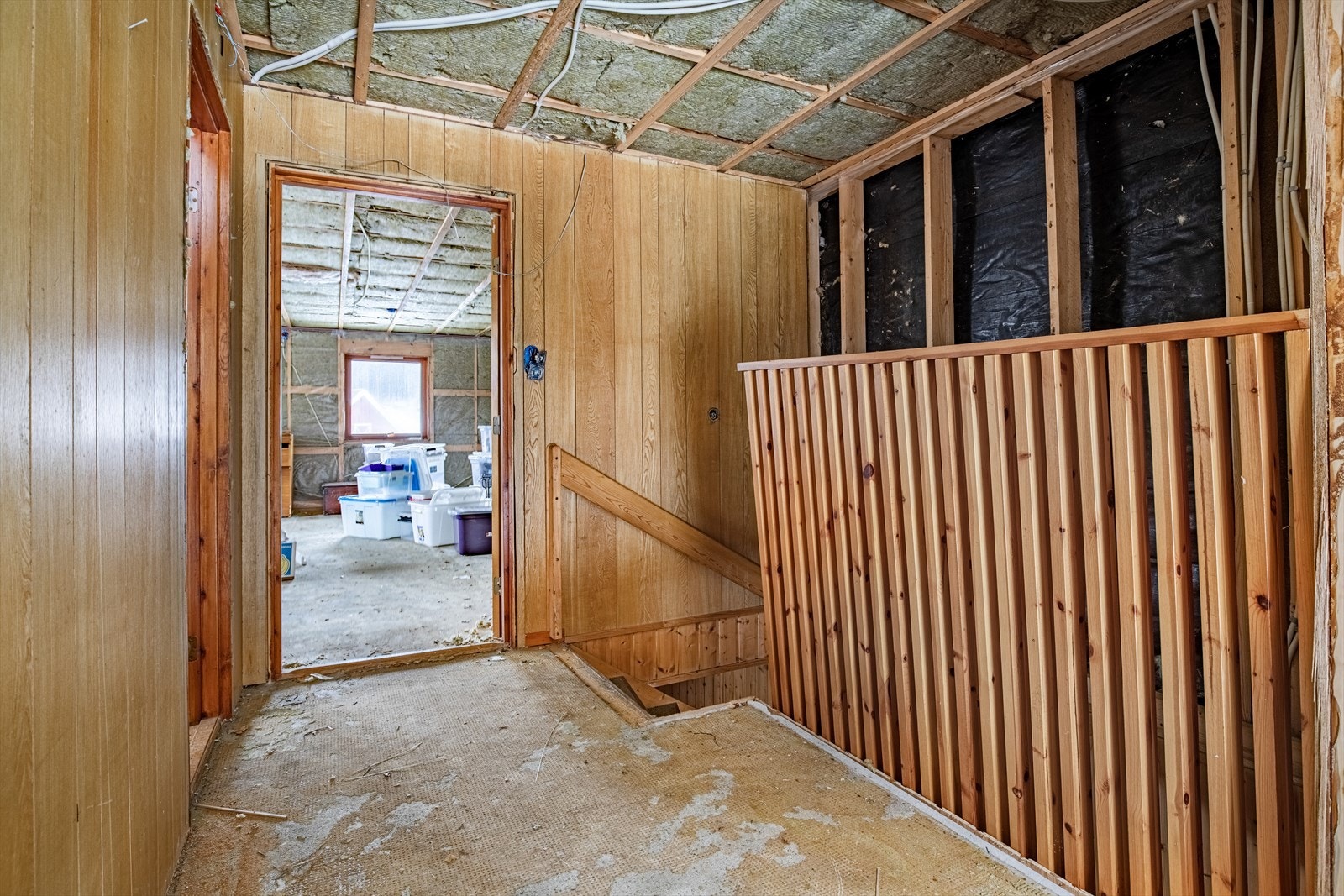 Alt av løsøre og innredning/møbler på eiendommen følger handelen, unntatt gjerde rundt jordene og vindskydd for dyr som tilhører nabo Galleribilde