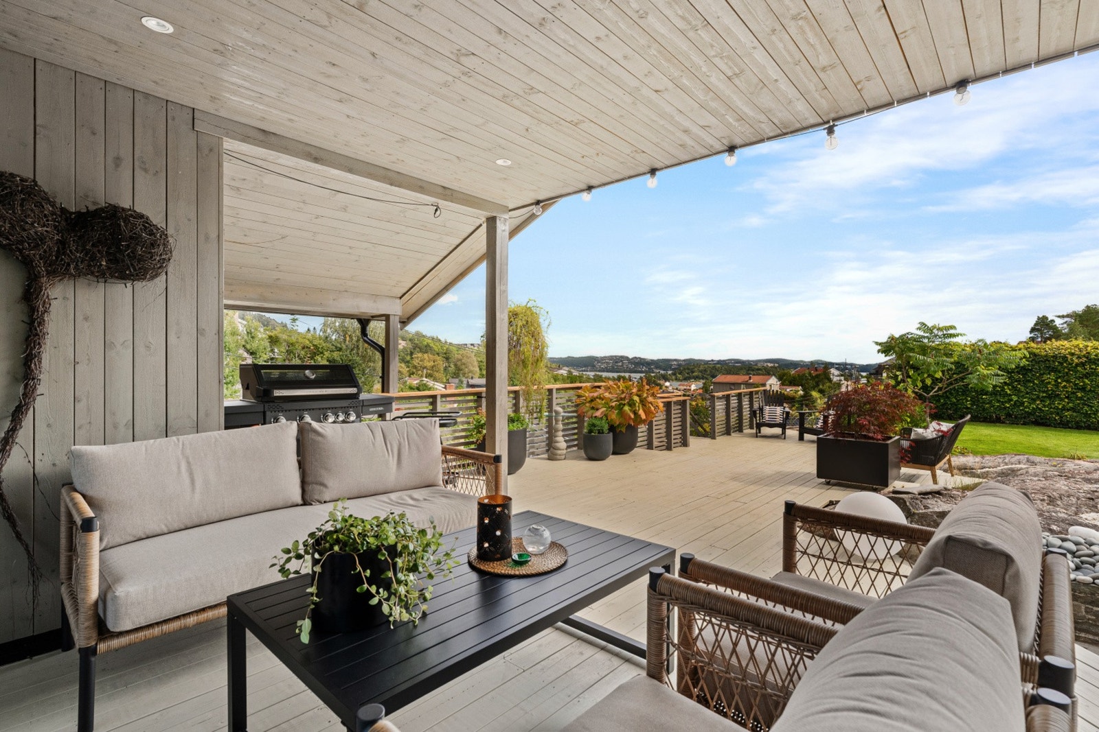 Et overbygget og helt usjenert uterom - fin utsikt og meget gode solforhold. Galleribilde