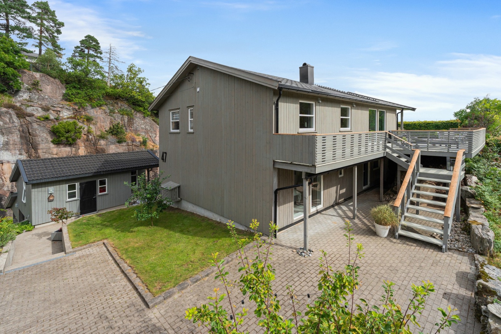 Deler av uteområdet er belagt med belegningsstein og betong. Galleribilde
