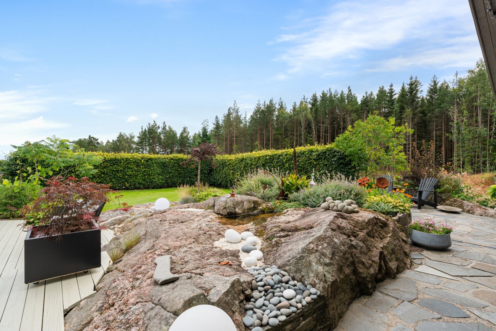 Uteområdet er lagt til rette for hygge og velvære for store og små. Galleribilde