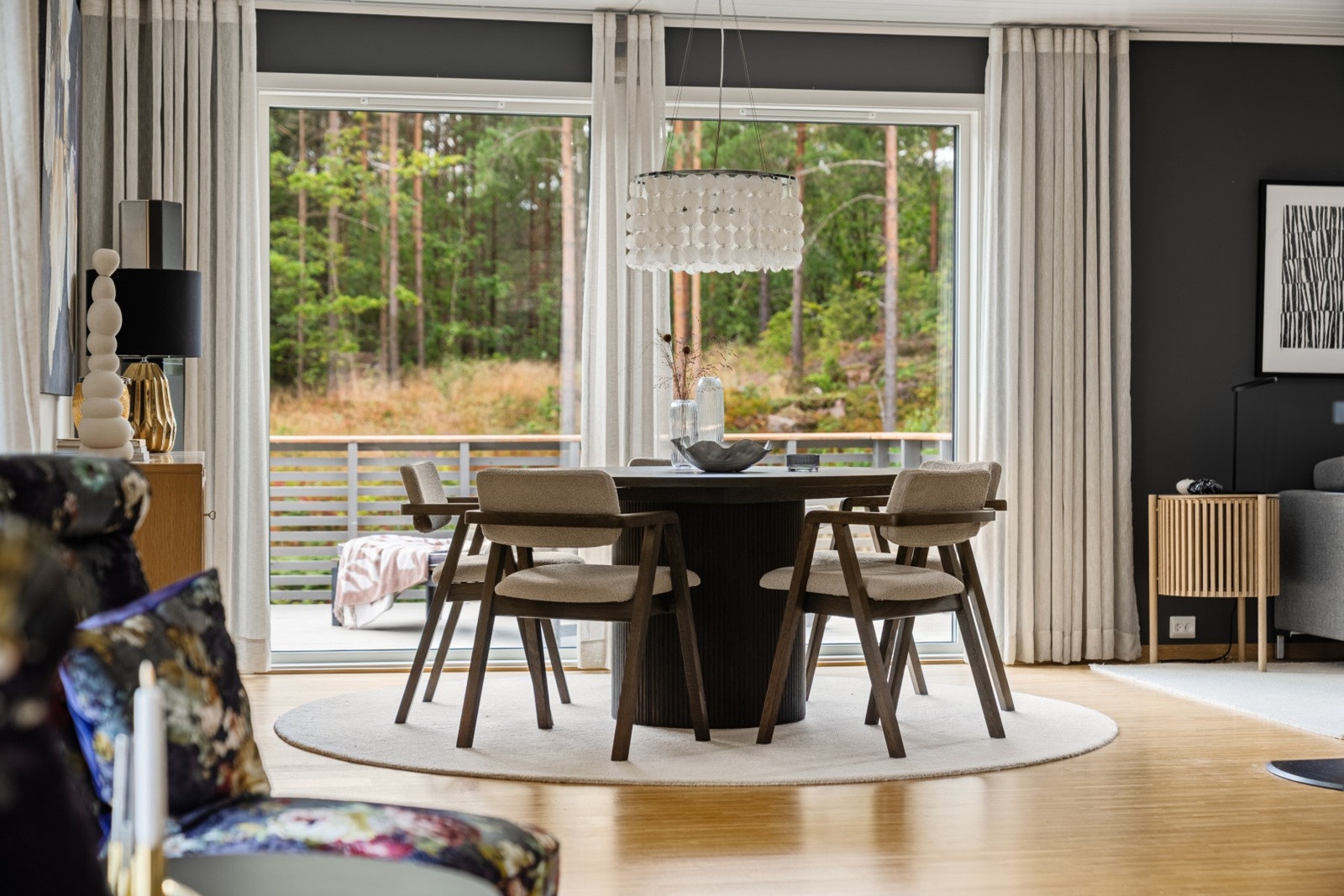 Vi tar turen inn - de store vindusflatene trekker nærmest uteomgivelsene inn. Galleribilde