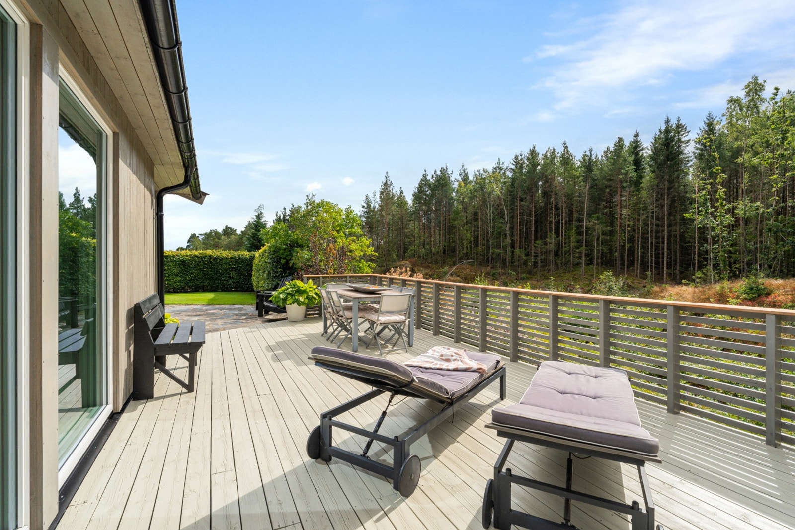 Uteområdet er lagt til rette med flere koselige uteplasser. Galleribilde