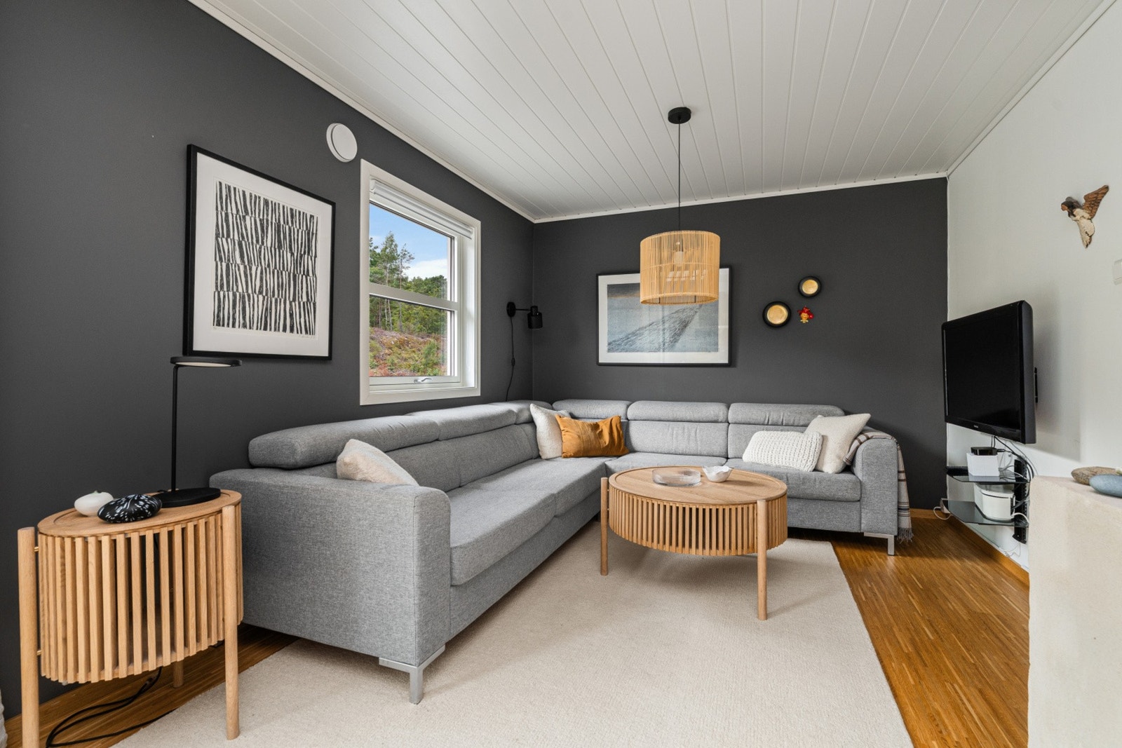 Salongen har sin naturlige plassering i en avskjermet sone i stua. Galleribilde