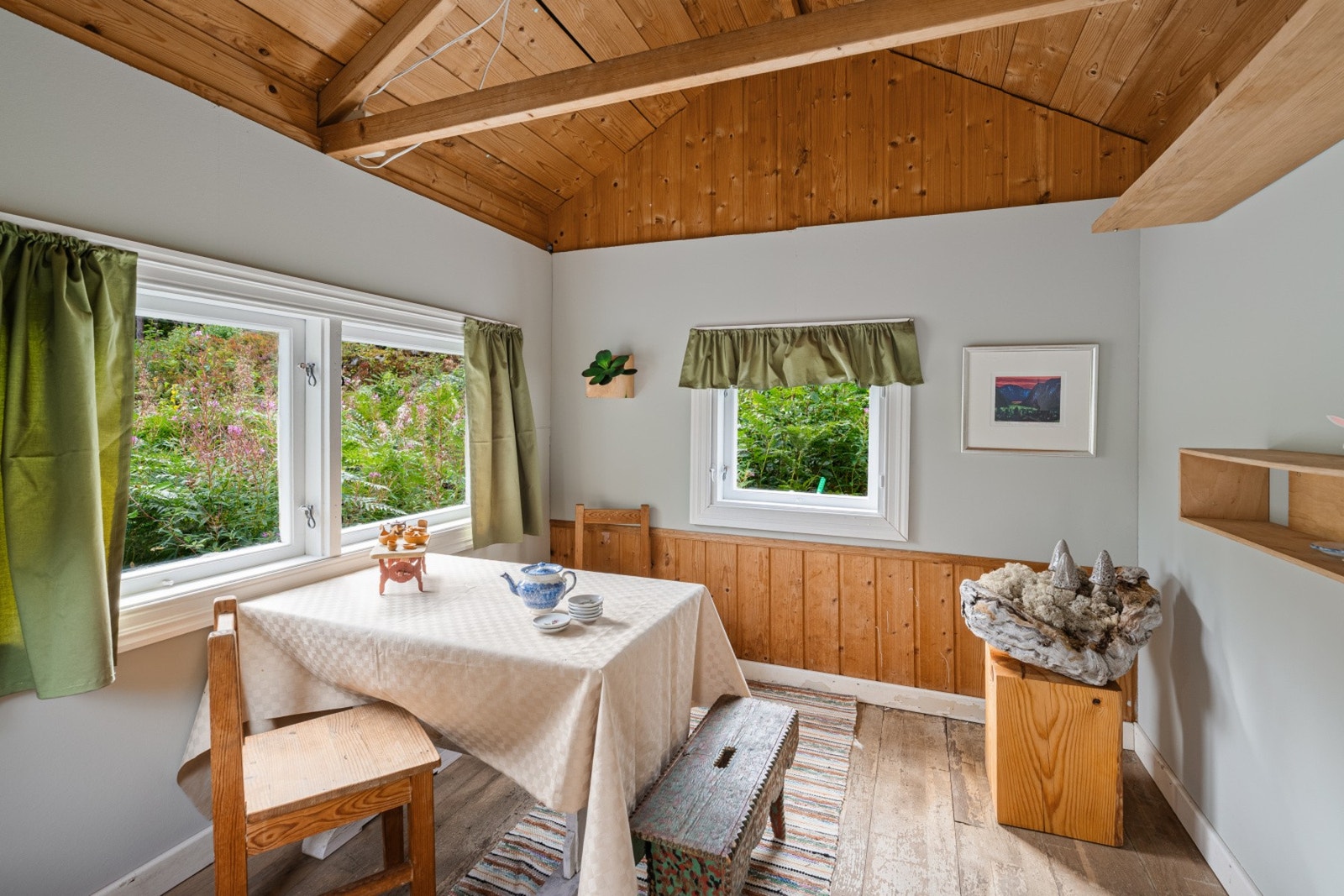 Det er satt opp en koselig liten lekestue i hagen. Galleribilde