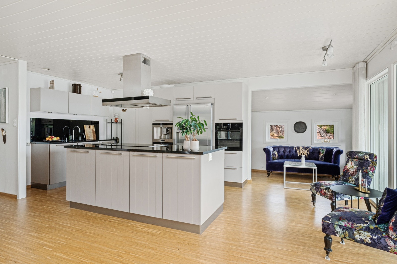 Et pent kjøkken med integrerte hvitevarer som følger med i handelen. Galleribilde