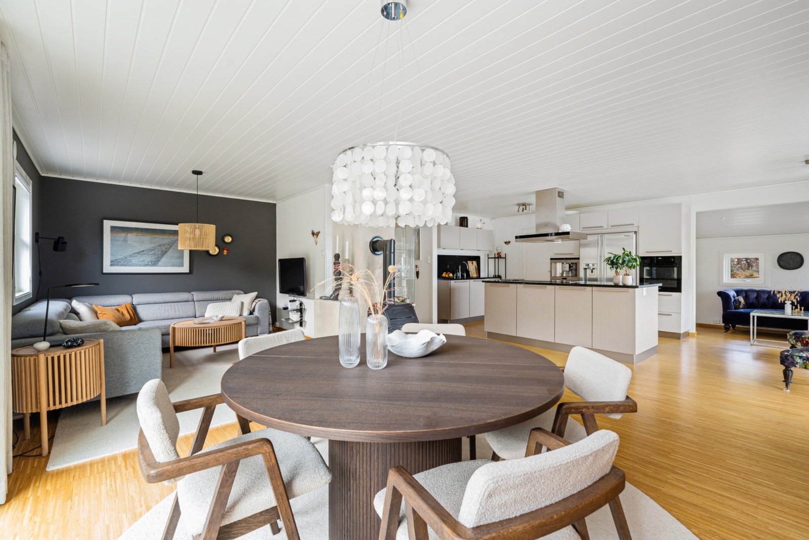 Kjøkkenet har en åpen løsning i tilknytning til stua. Boligen er påbygget, og stua er romslig med praktiske soner som kan tilpasses familiesituasjonen. Galleribilde