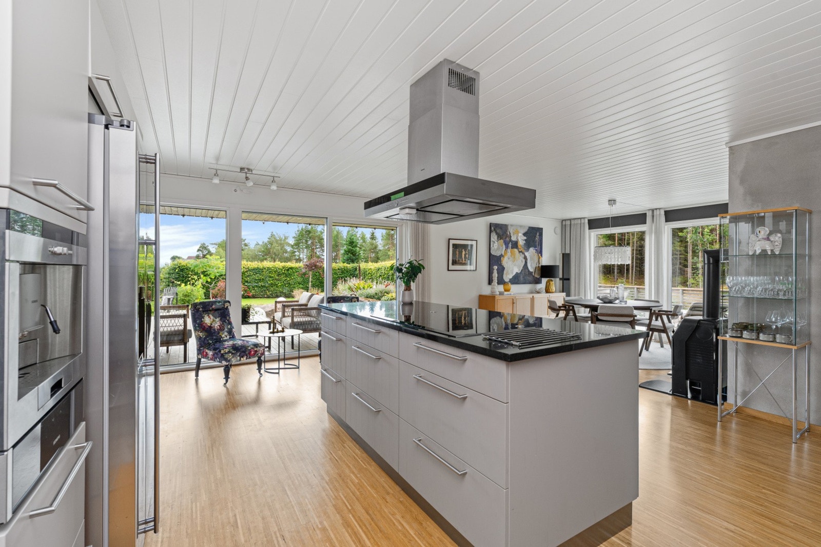 Fra stue/kjøkkendelen er det skyvedør ut til uteområdet. Galleribilde