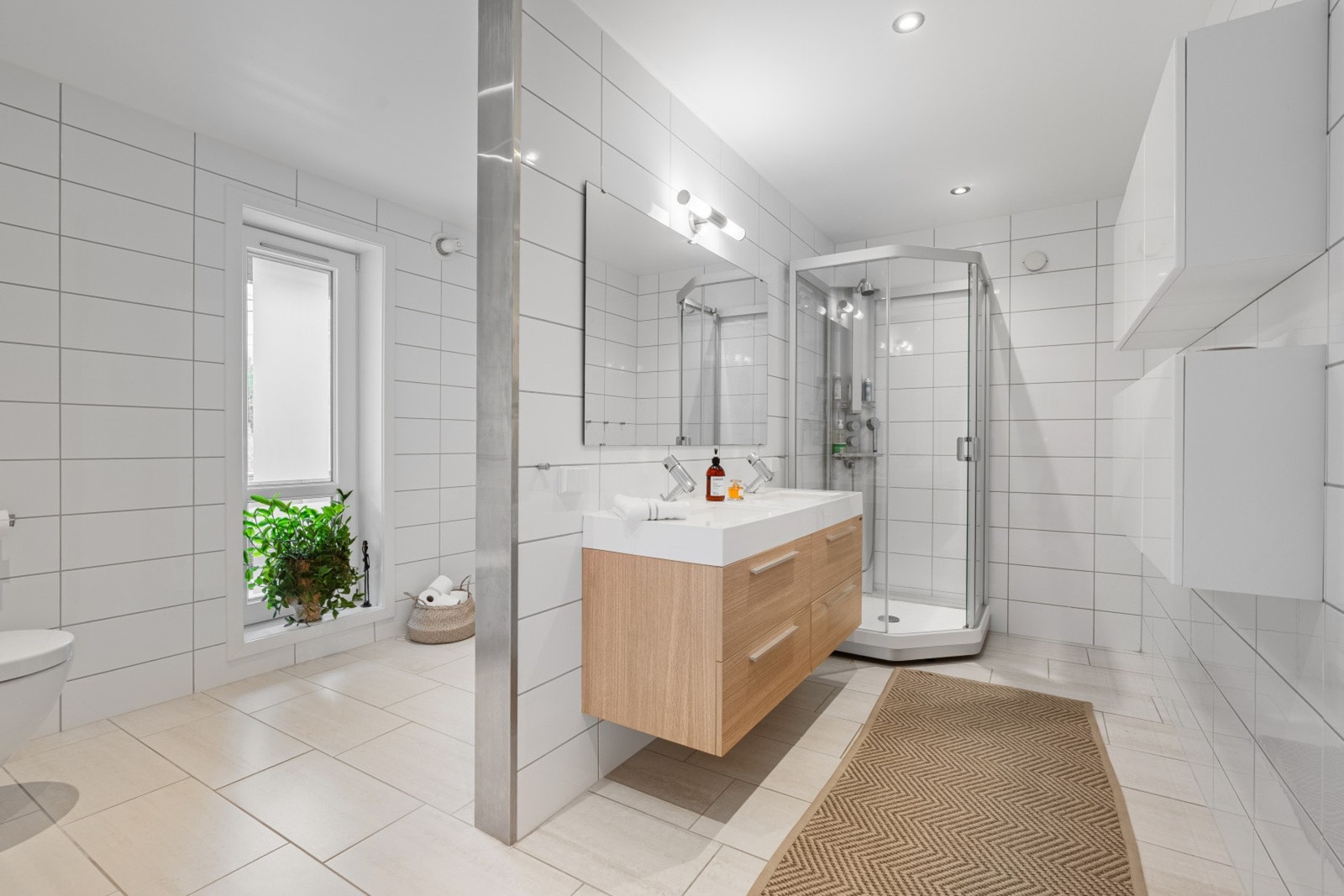 Baderommet nede, varmekabler og vegghengt toalett. Galleribilde