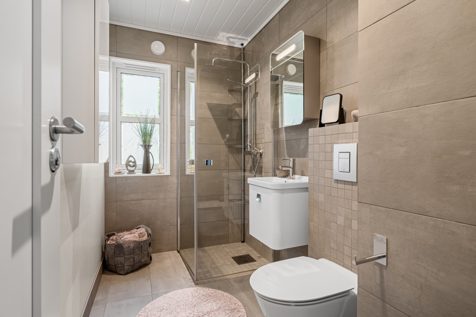 Baderommet i hovedetasjen (det er ett bad i hver etasje) Galleribilde