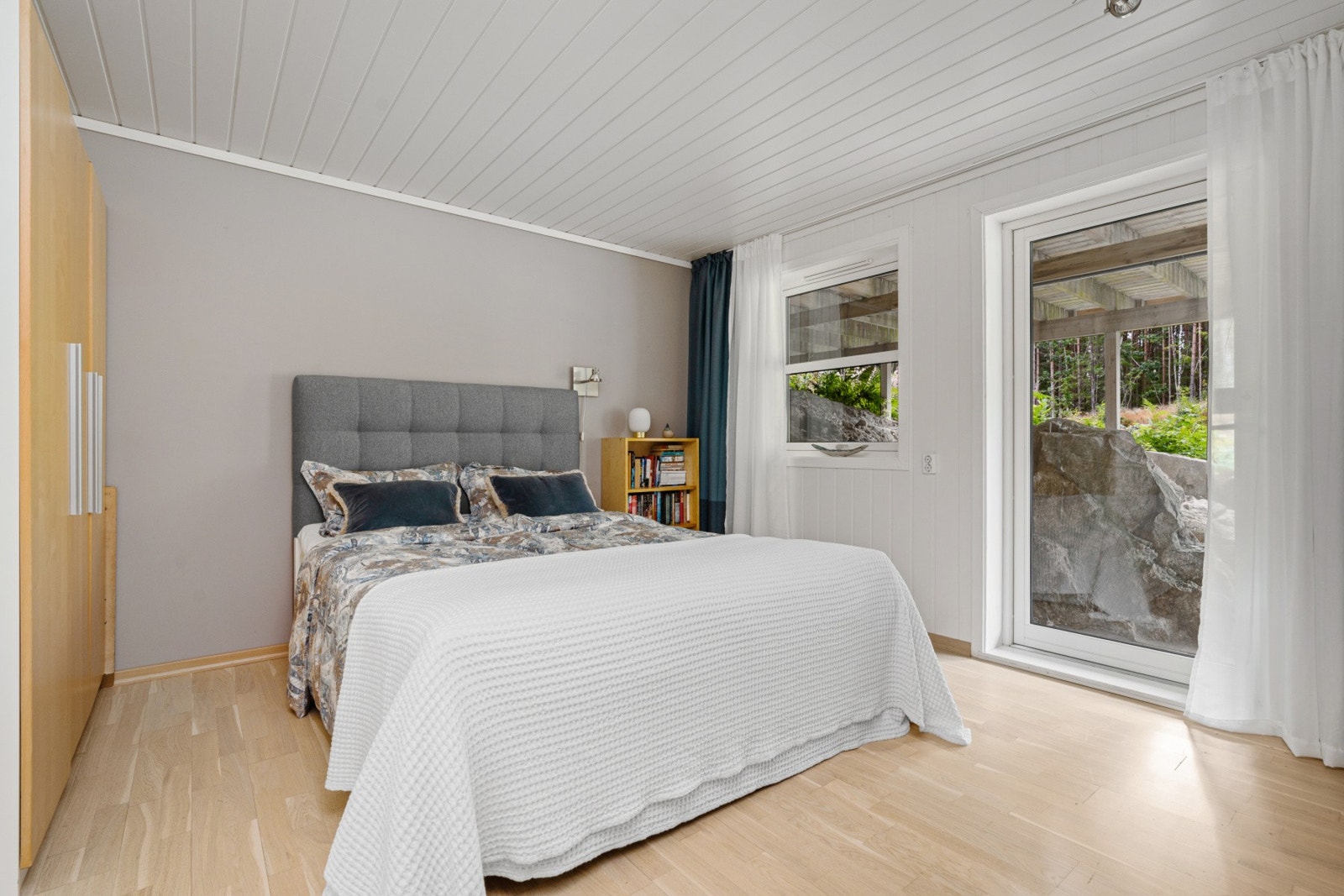 Fra de 2 soverommene nede, er det utgang til hagen. Galleribilde