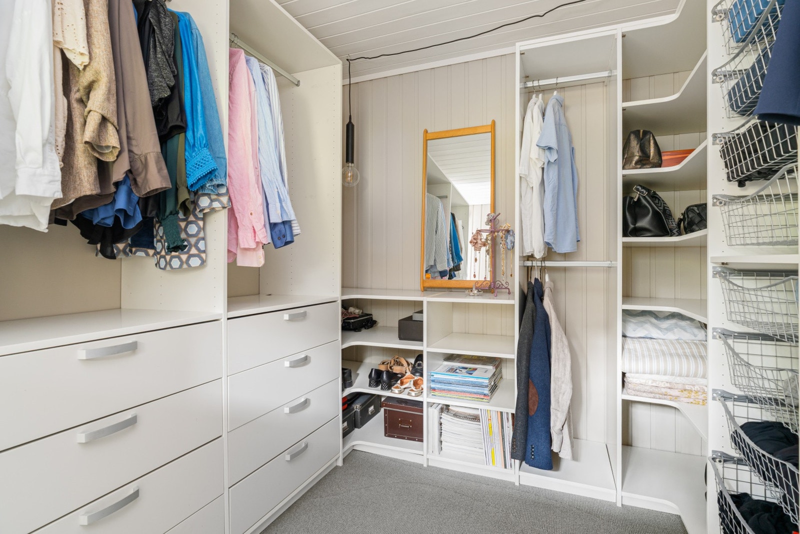 En praktisk garderobeløsning (walk in closet) i tilknytning til hovedsoverommet. Galleribilde