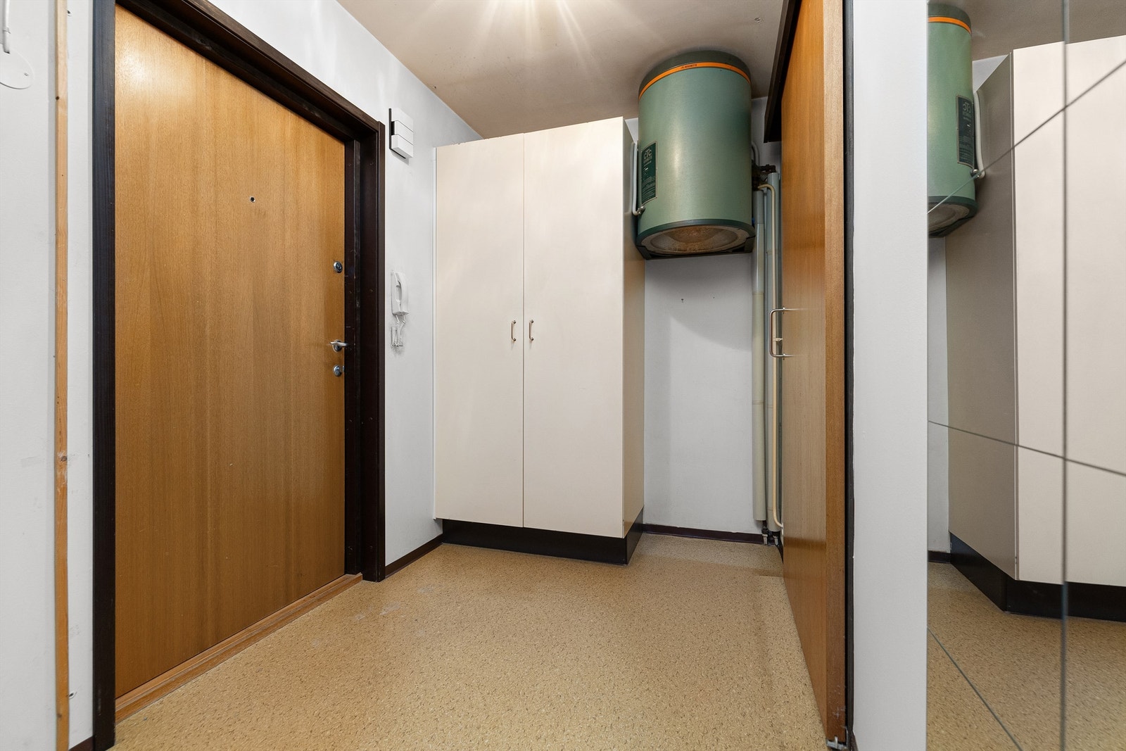 Praktisk entré med plass til garderobeskap. Galleribilde