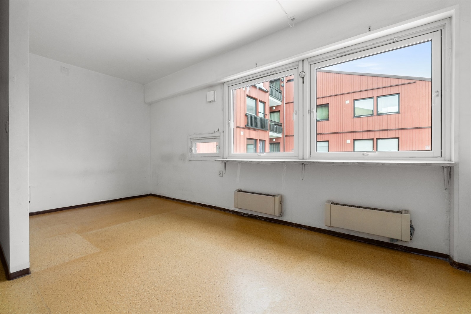 Boligen har en lys stue med en praktisk planløsning som gir god plass til både sofagruppe alkoveløsning. Galleribilde