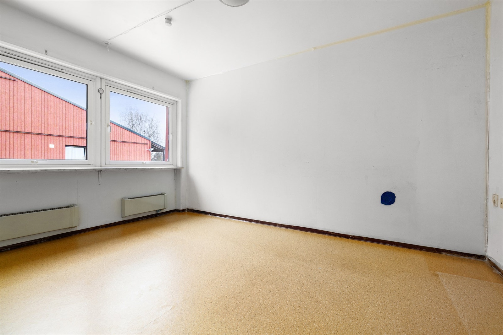 Bygget har heis samt kort vei til butikk, Grorud senter, bussholdeplass og t-bane. Behov for oppussing. Galleribilde