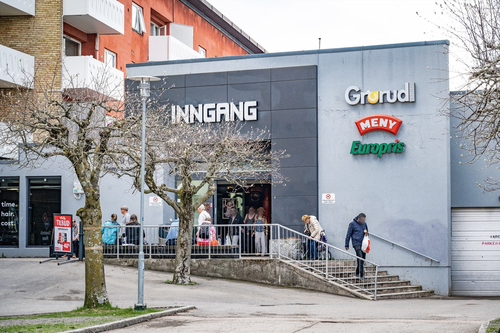 5 minutter med bil (23 min gange) til Grorud Senter som har et bredt utvalg av butikk- og servicetilbud. Galleribilde