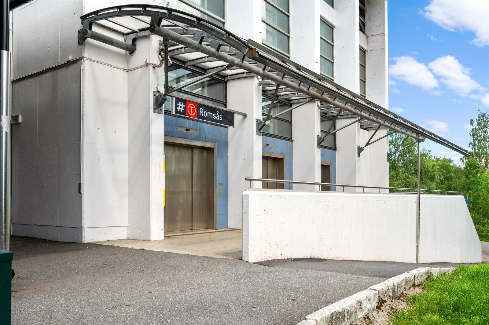 450 meter (7 minutters gange) til Romsås T-banestopp hvor linje 4 og 5 har hyppige avganger. Galleribilde