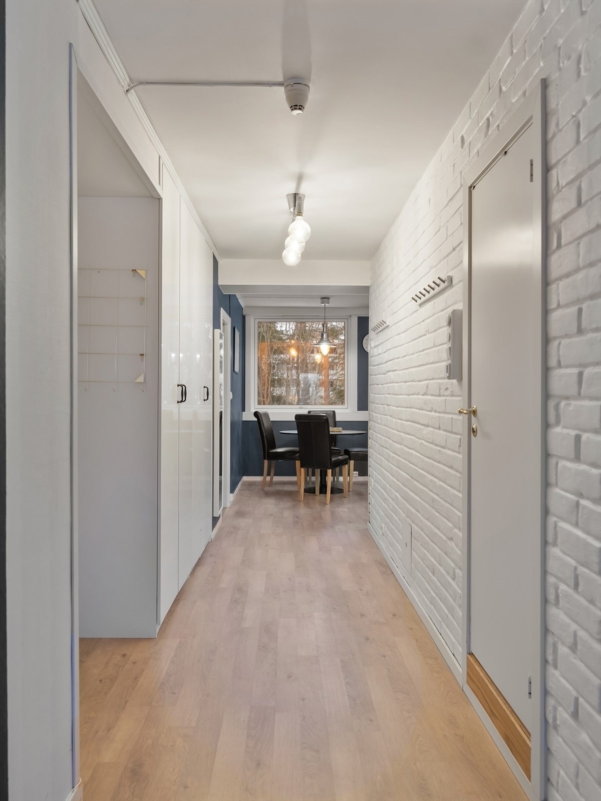 Gang med garderobeskap. Galleribilde