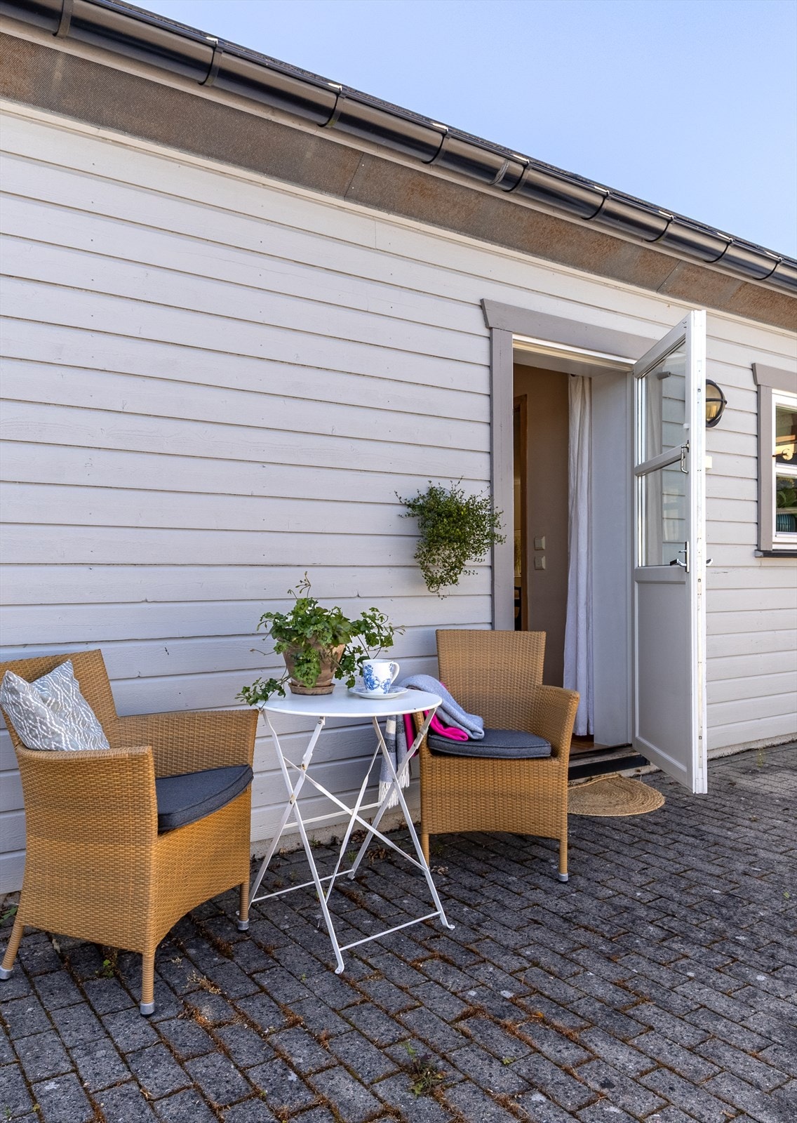 Fra dette rommet er det utgang til et særdeles hyggelig, felles atrium hvor alle seksjonene har mulighet for en koselig, liten uteplass. Galleribilde