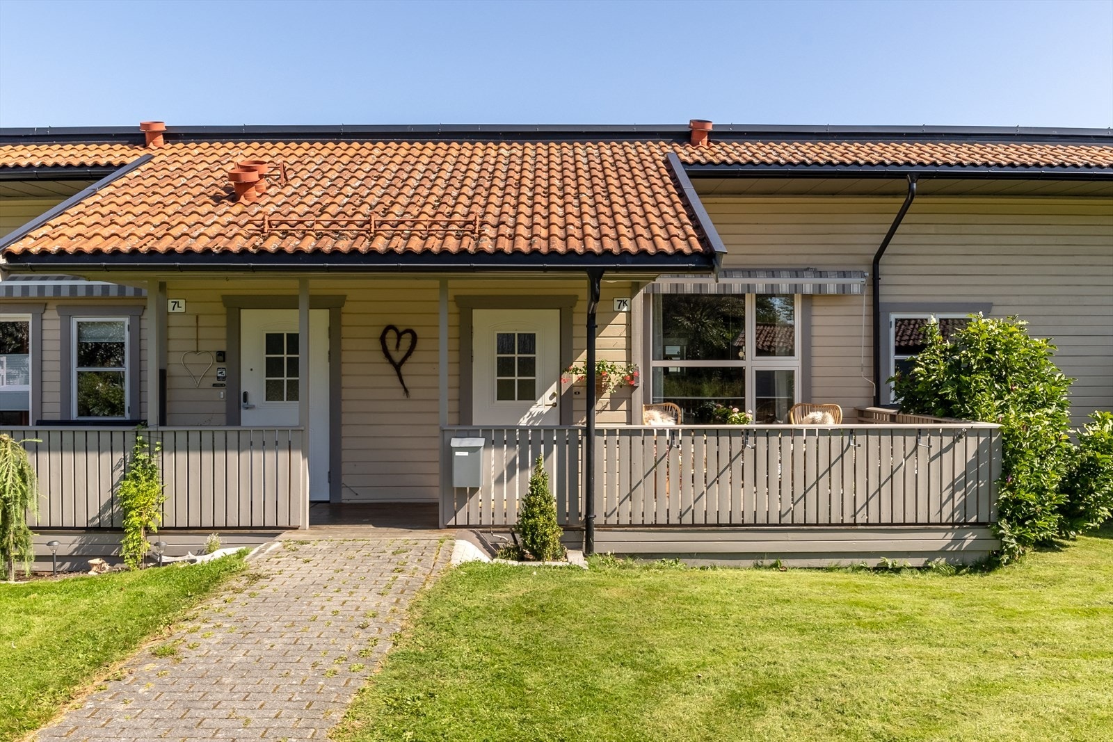 Leiligheten ble oppført i 2001 og er lettstelt med alt på en flate. Galleribilde