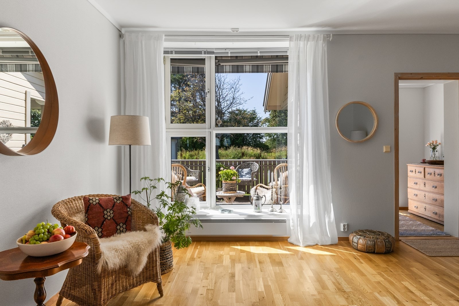 Det er store og flotte vindusflater som gir et nydelig utsyn ut til uteplass og felles hage! Galleribilde