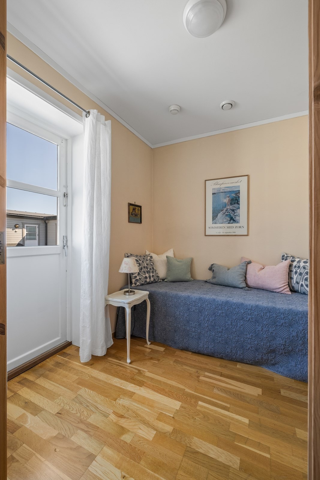 På innsiden av kjøkkenet har man et hobbyrom benyttet som gjesteværelset (ikke omsøkt til soverom). Galleribilde