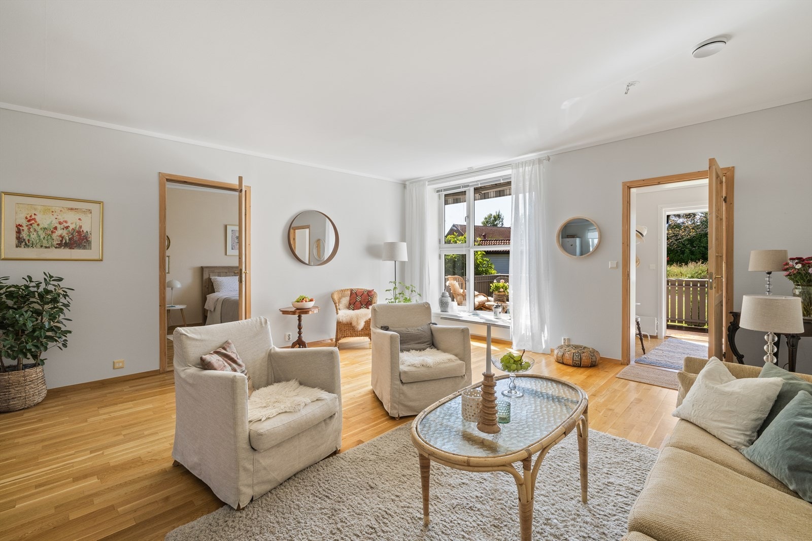 Det er en stor og fin stue med god plass til både sittegrupper og spisebord. Galleribilde