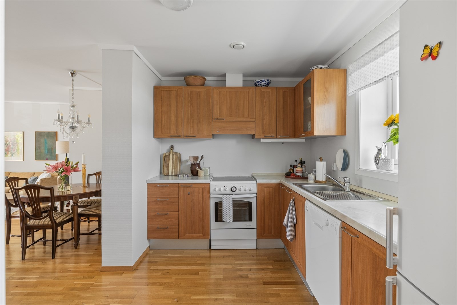 I tilknytning til stuen har man et eldre og veldholdt kjøkken med mye skap - og benkeplass. Galleribilde