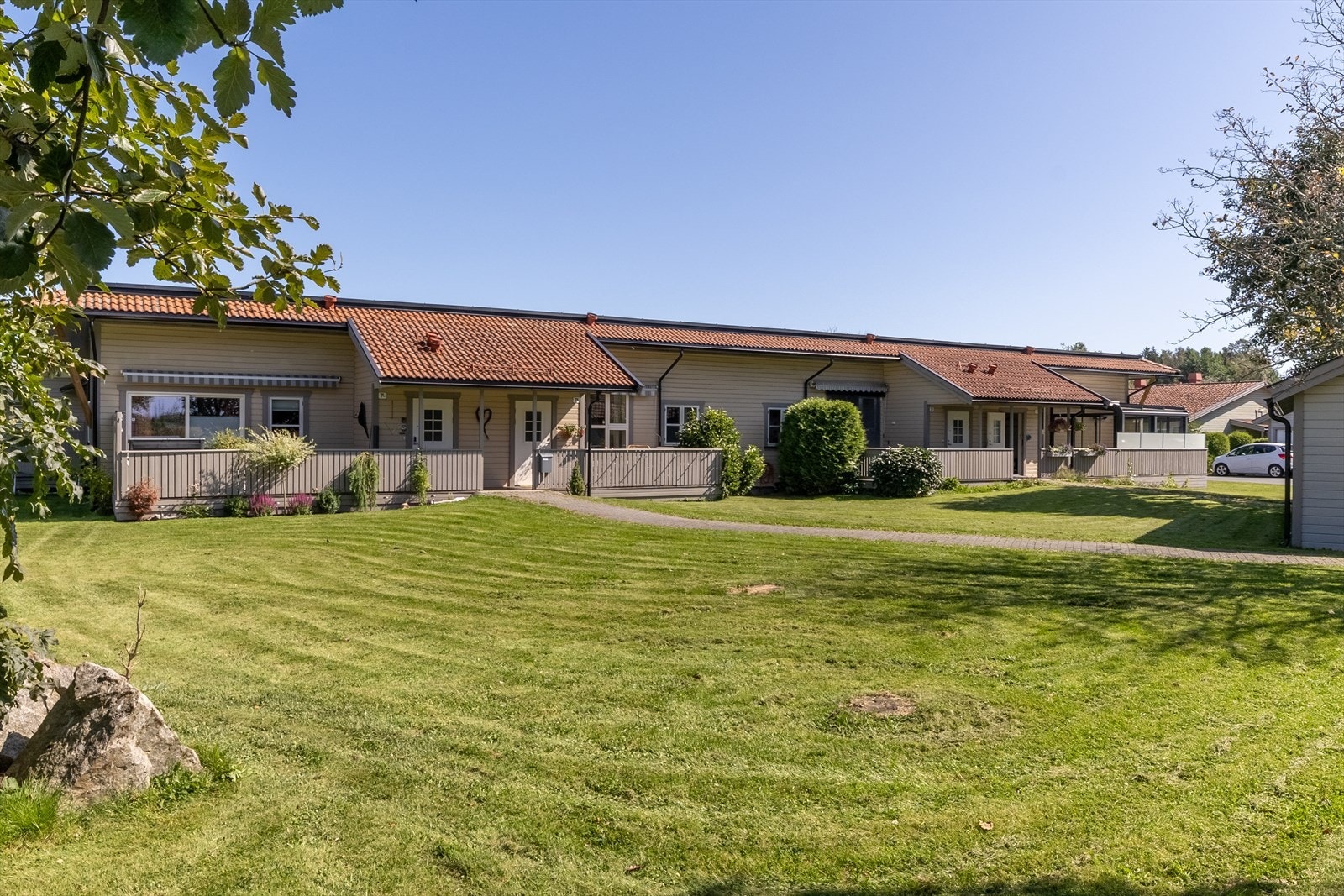 Boligen ligger tilbaketrukket til i rolige omgivelser på Tolvsrød. Galleribilde