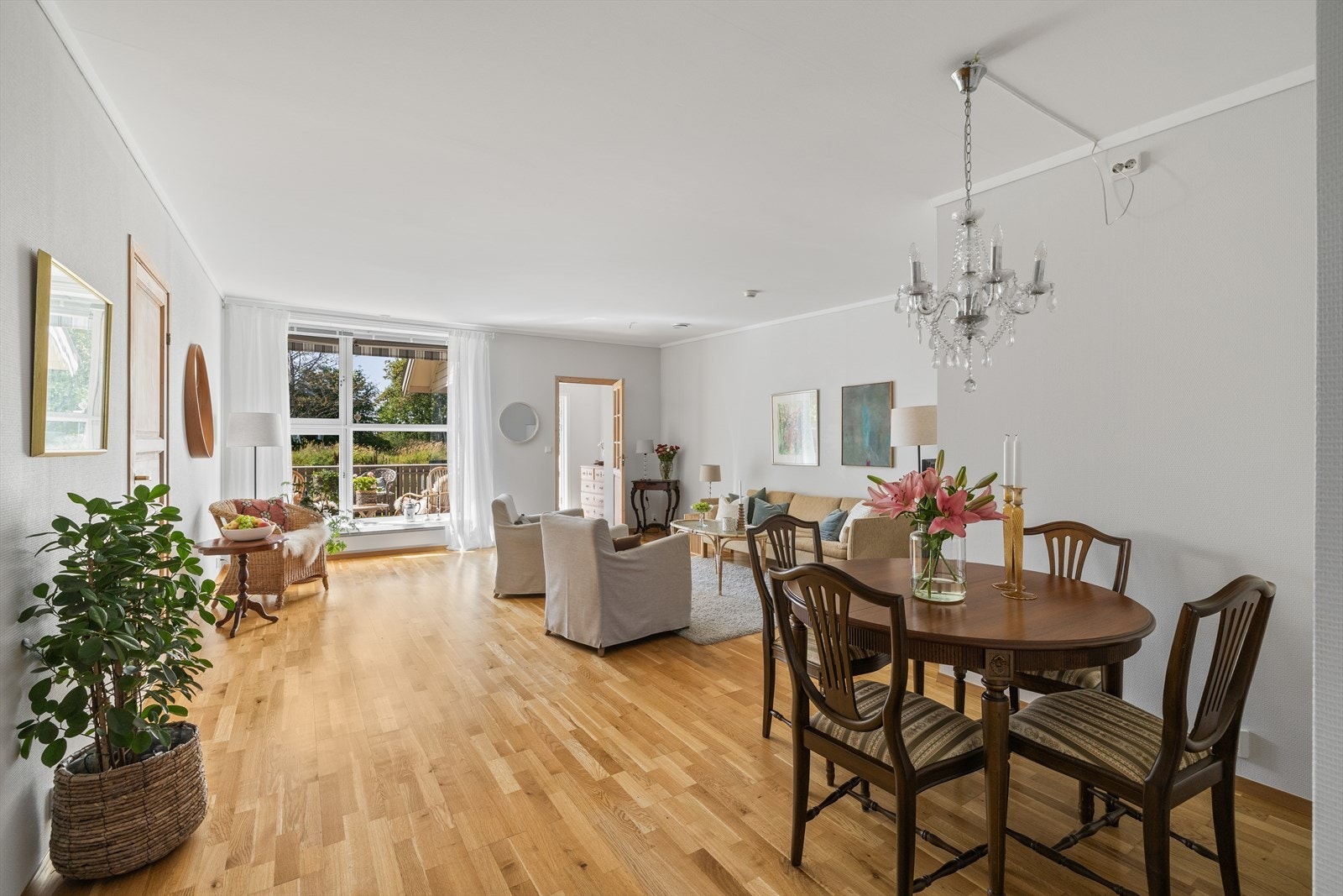 En lun og koselig leilighet beliggende i attraktivt, tilbaketrukket og rolig område på Tolvsrød med gangavstand til alt. Galleribilde