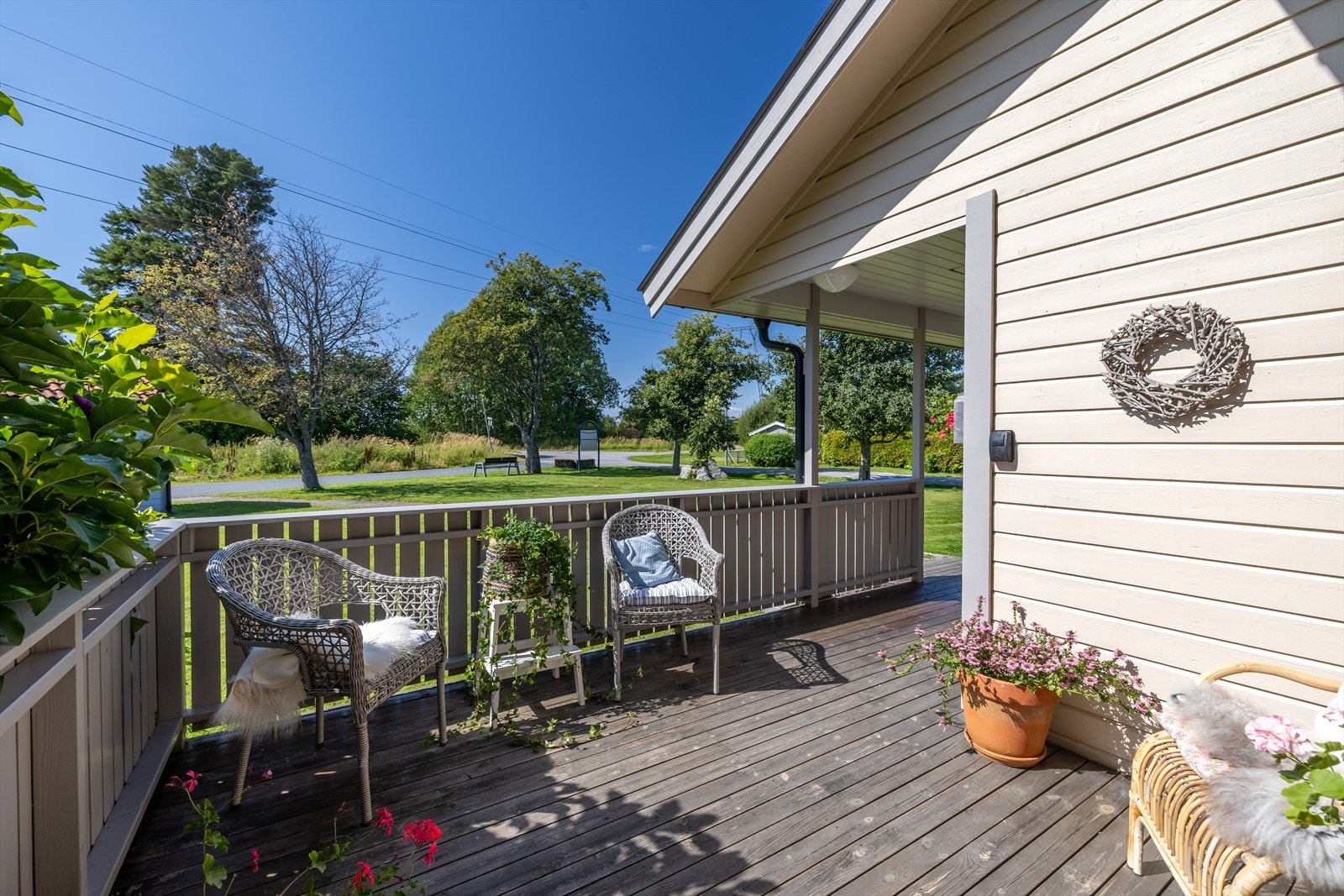 Herfra er det utsyn utover felles gressplen og flott opparbeidet hage. Galleribilde