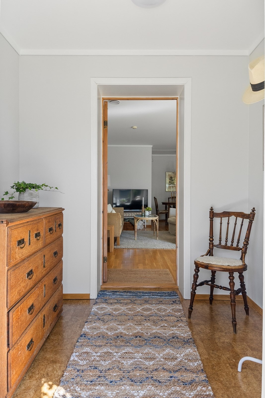 Innbydende entre med plass til oppbevaringsmøblement! Galleribilde