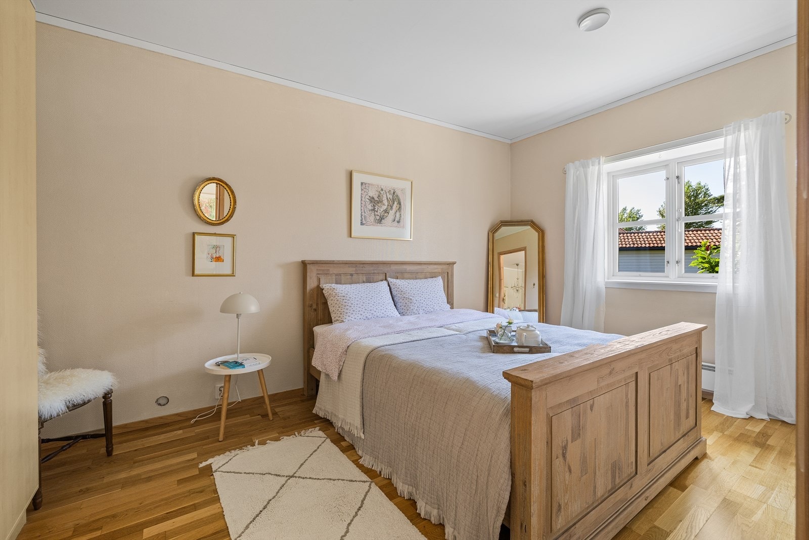 Det er lyst og fint hovedsoverom Galleribilde