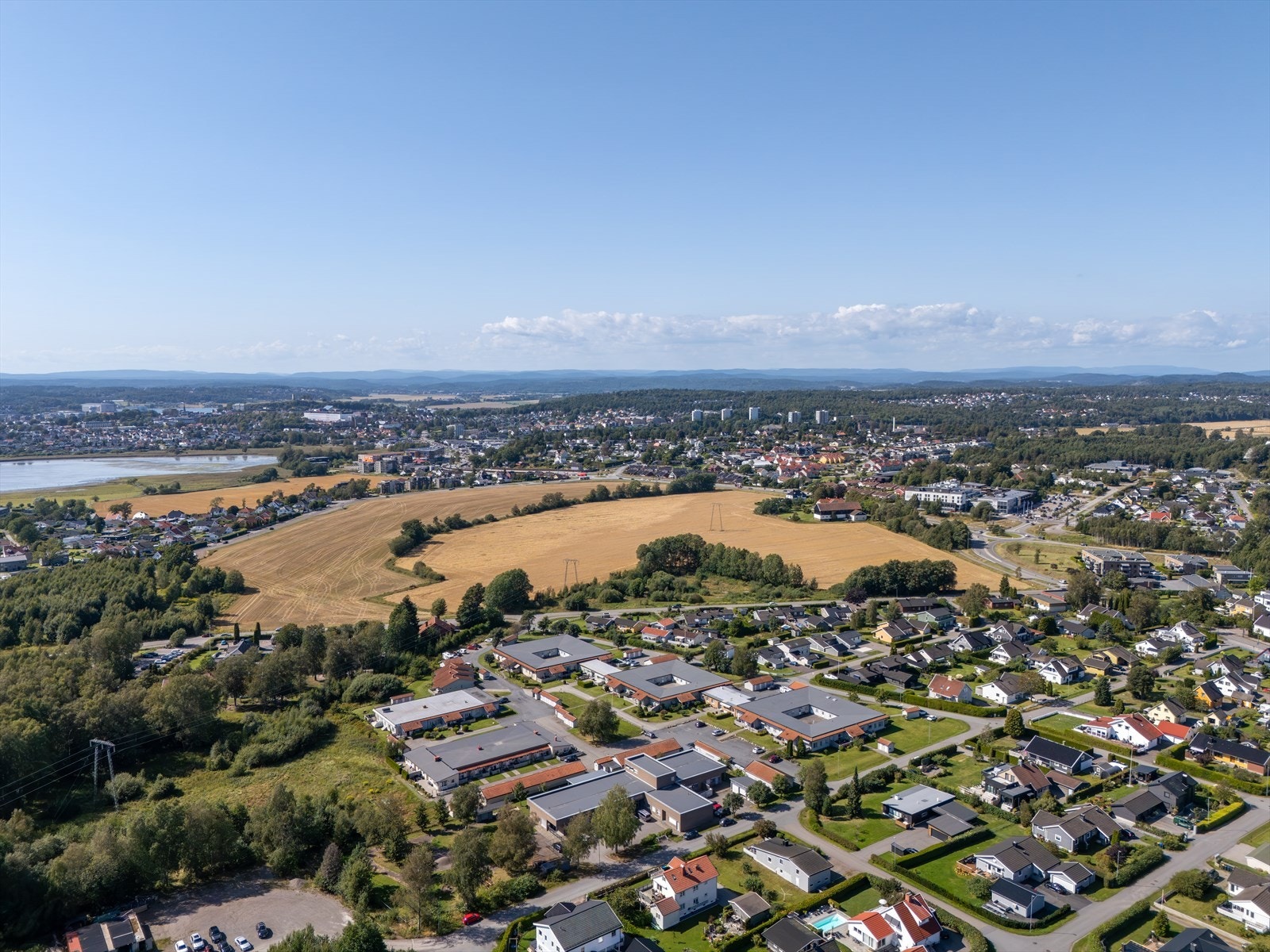 Området er videre kjent for nærhet til "alt". På Tolvsrød finner du både strand og båthavn, fotballbane, idrettshall og turområder og lysløype, i tillegg til nevnte sentrumsfunksjon Galleribilde