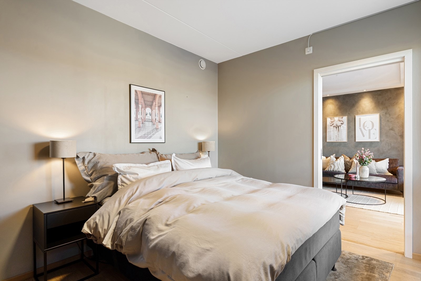 Soverommet er romslig og har god plass til dobbeltseng, nattbord og øvrige møbler, og har adkomst direkte fra stuen. Galleribilde