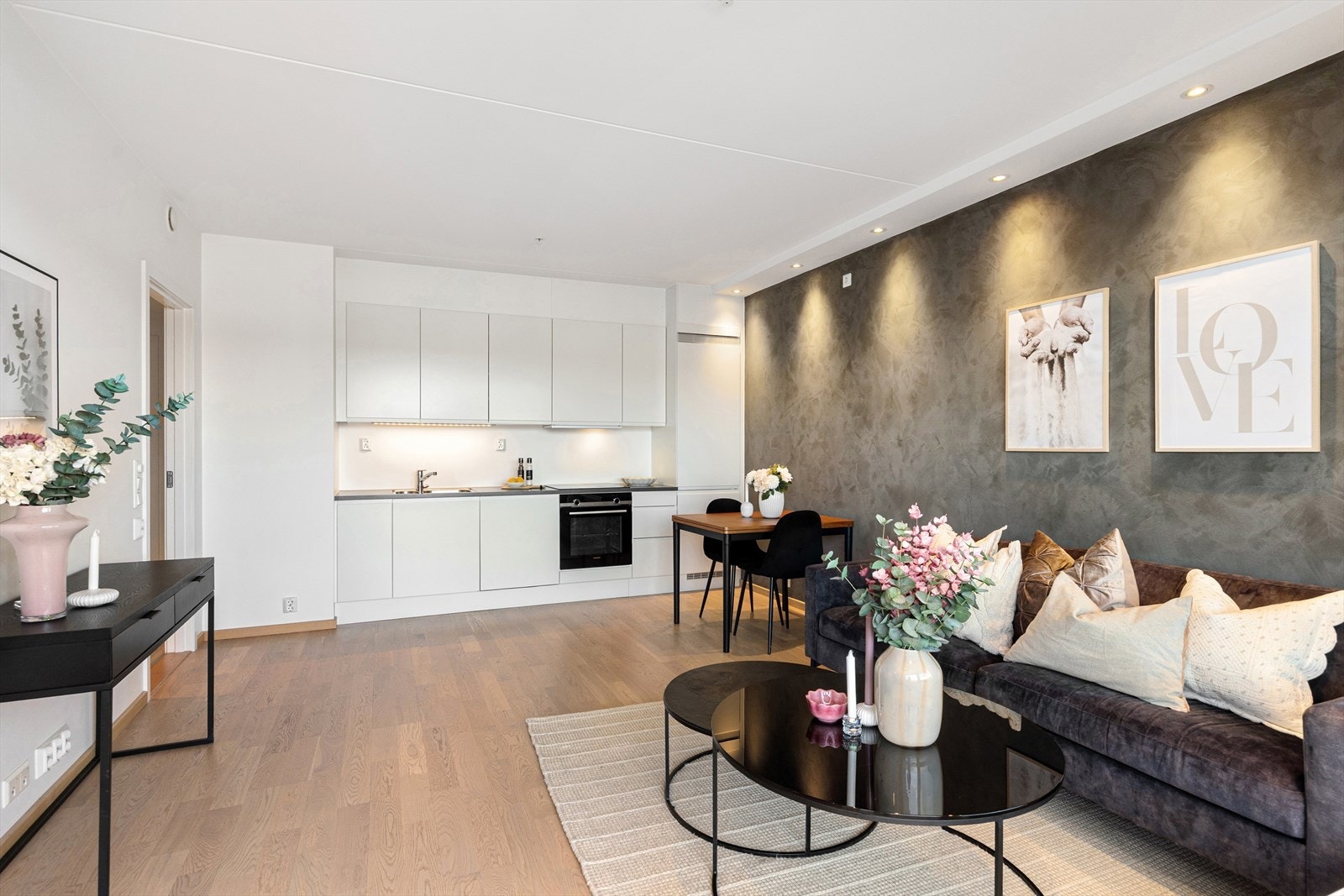 Stilrent Sigdal-kjøkken med god skap- og benkeplass, beliggende i åpen og funksjonell løsning mot stuen. Galleribilde