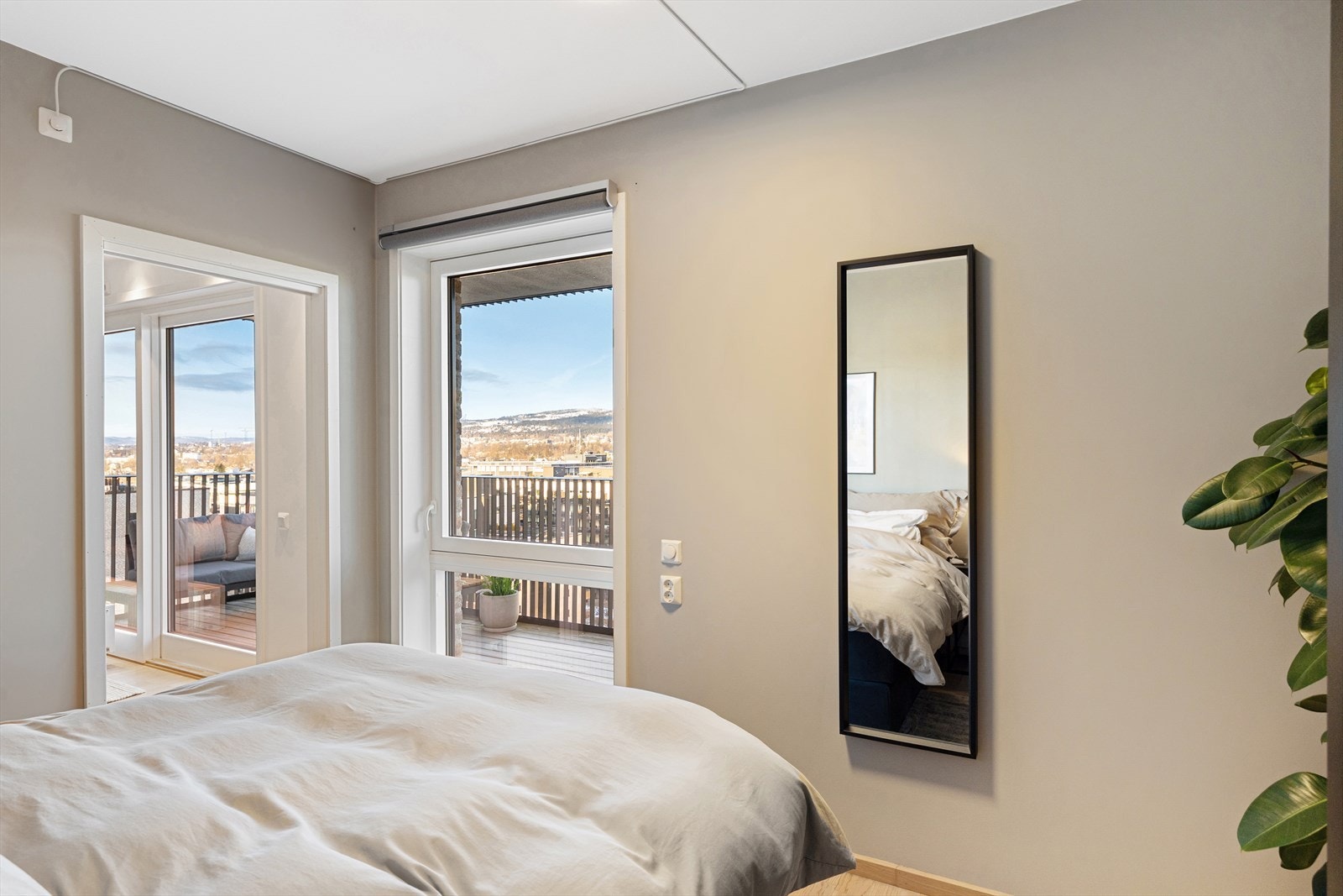 De lune fargevalgene på veggene, kombinert med store vindusflater, gir rommet et lyst og behagelig preg. Galleribilde