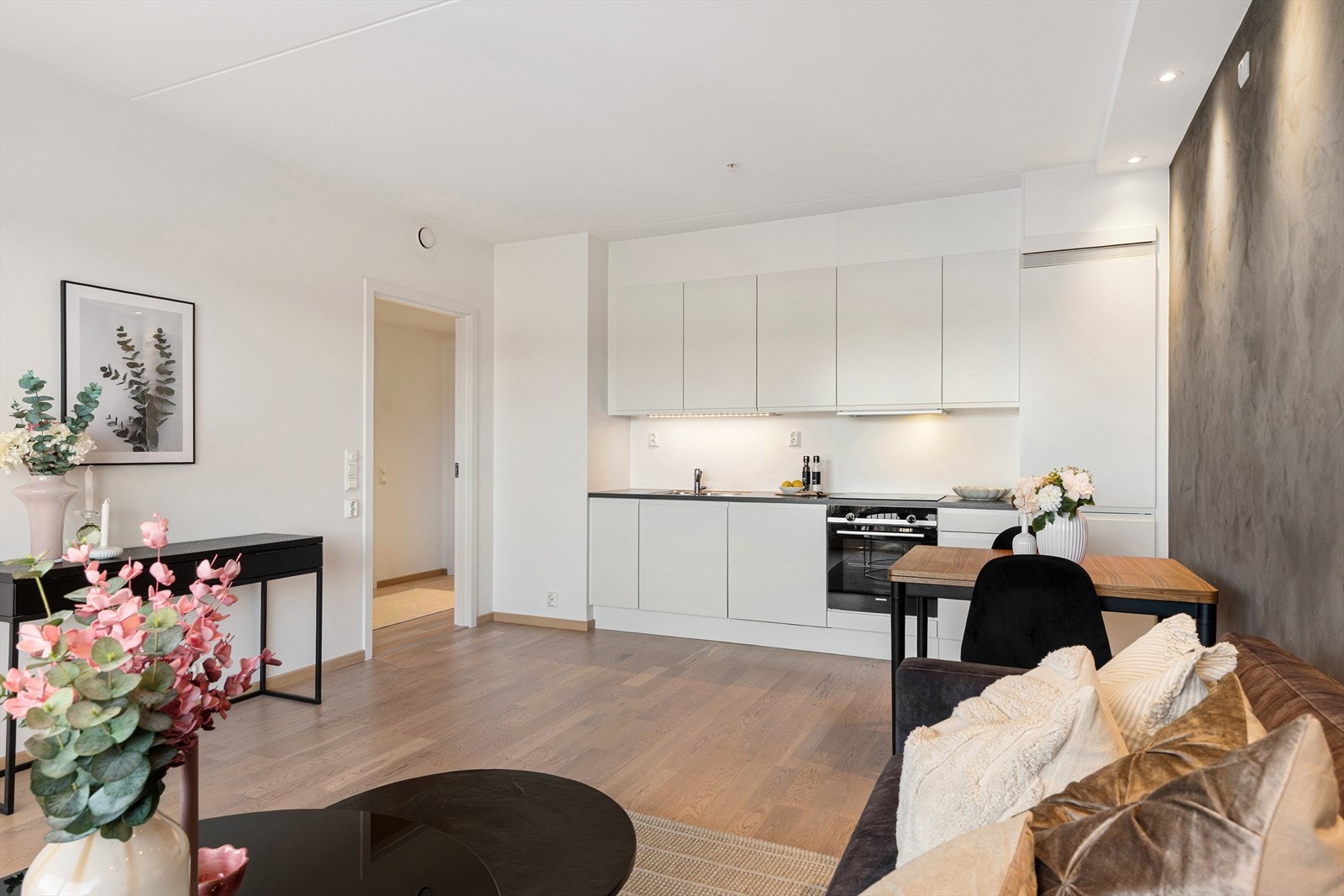 Leiligheten har balansert ventilasjon med varmegjenvinning, som bidrar til et godt og stabilt inneklima. Galleribilde