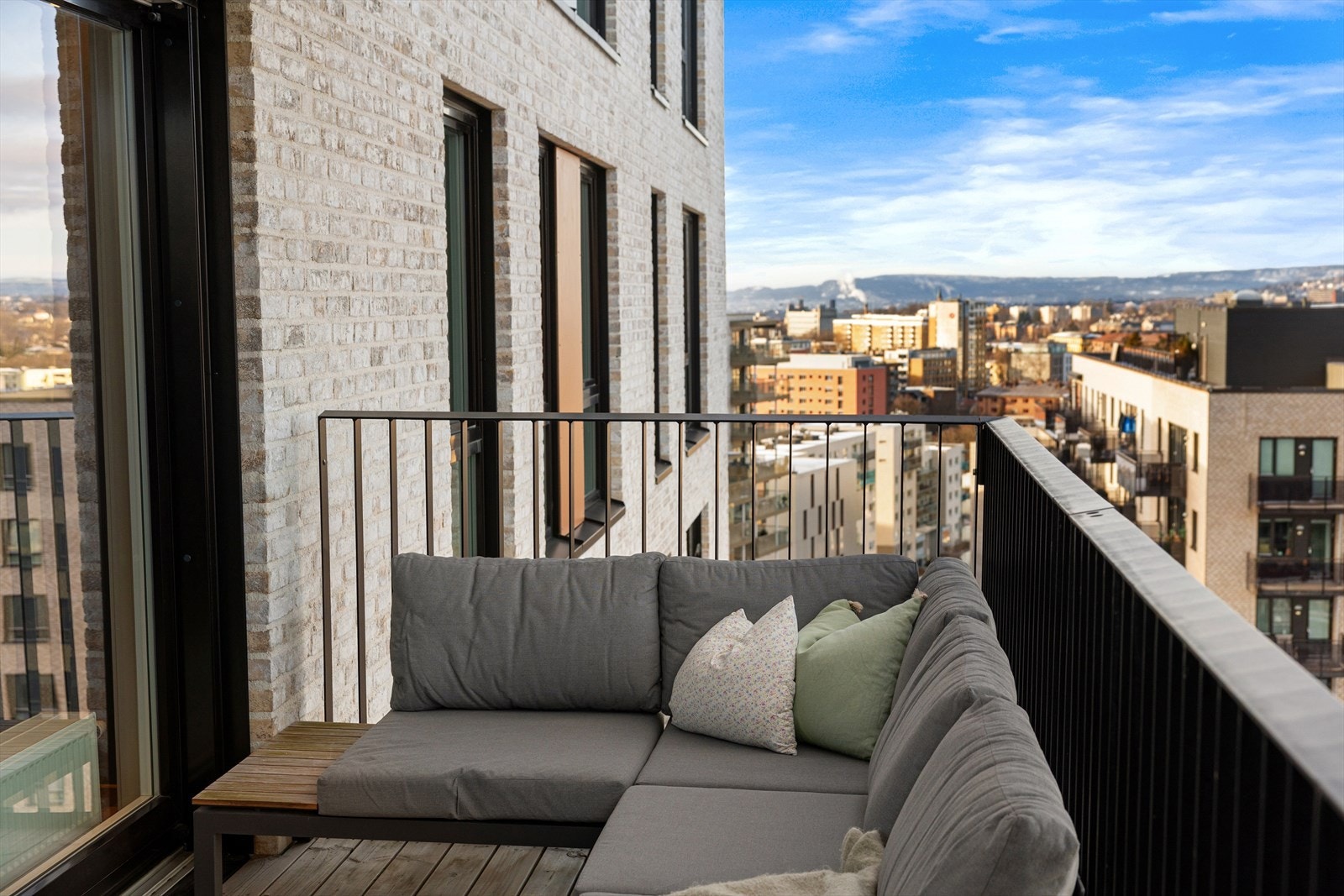 Balkongen fungerer som en naturlig forlengelse av stuen i vår- og sommerhalvåret, og gir gode rammer for både avslapning og sosiale sammenkomster. Galleribilde