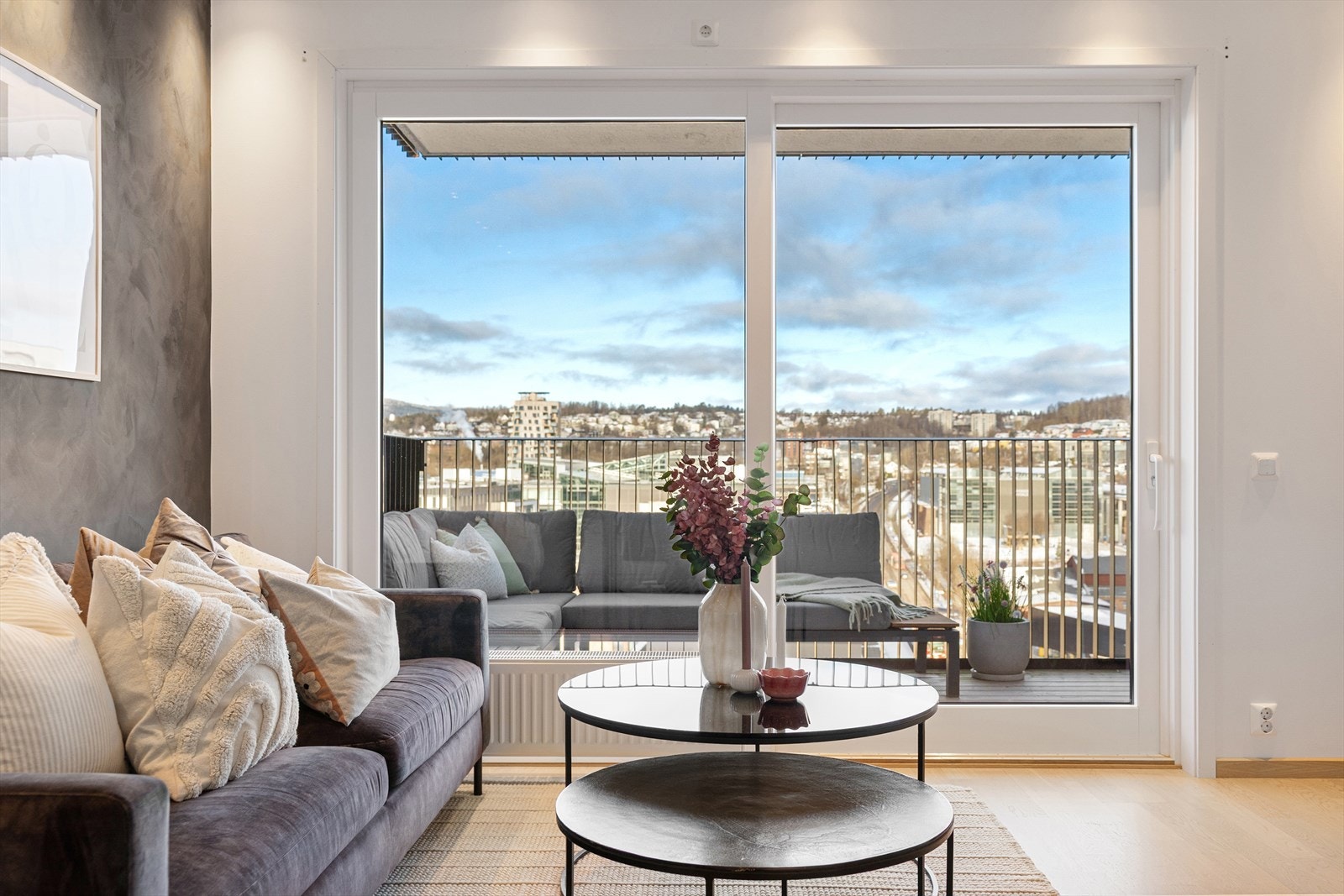 Fra stuen er det utgang til den flotte balkongen via balkongskyvedør, som gir enkel adkomst og godt lysinnslipp. Galleribilde