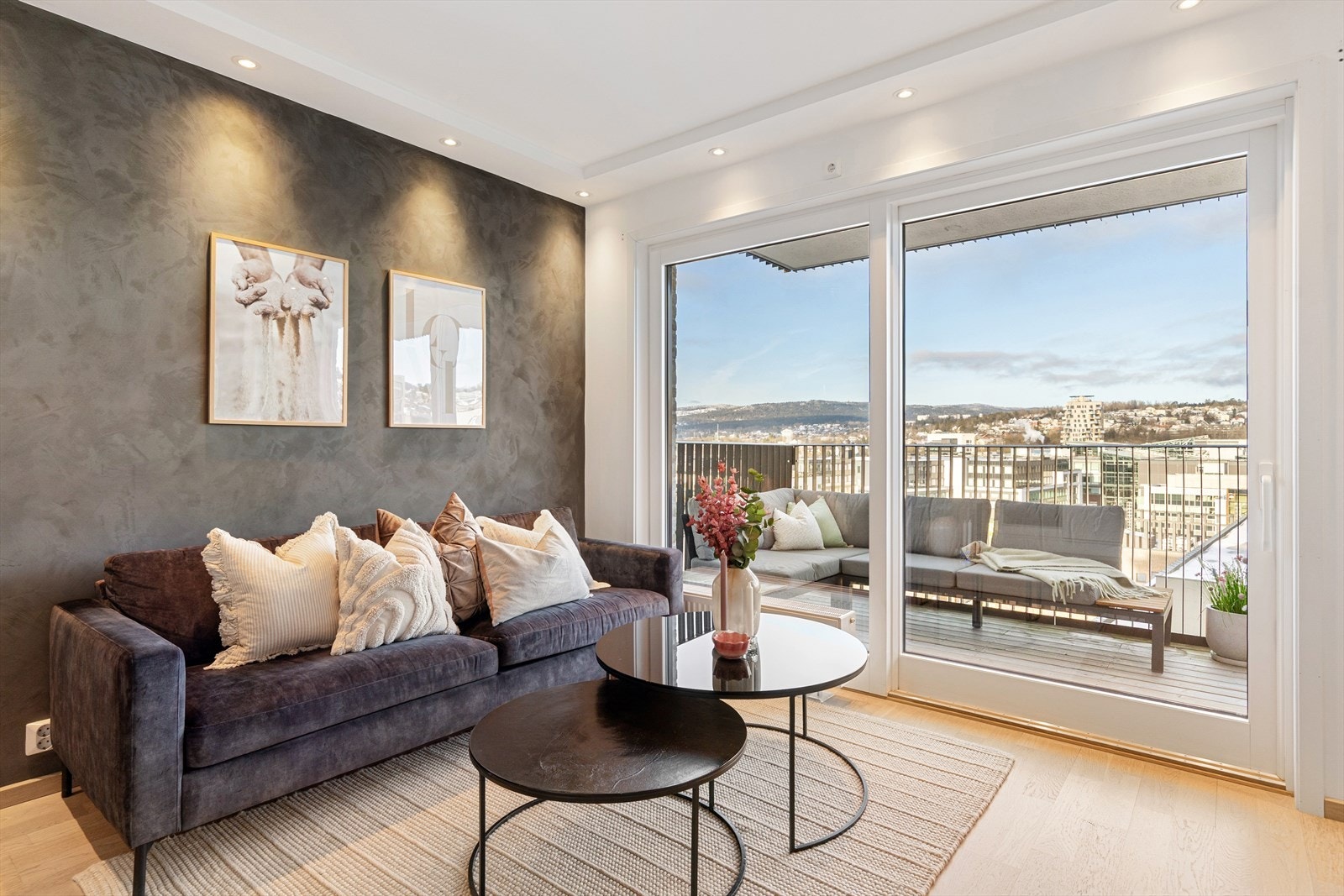 Gulvet er belagt med flott 1-stavsparkett, og overflatene er malt i moderne fargetoner. Galleribilde