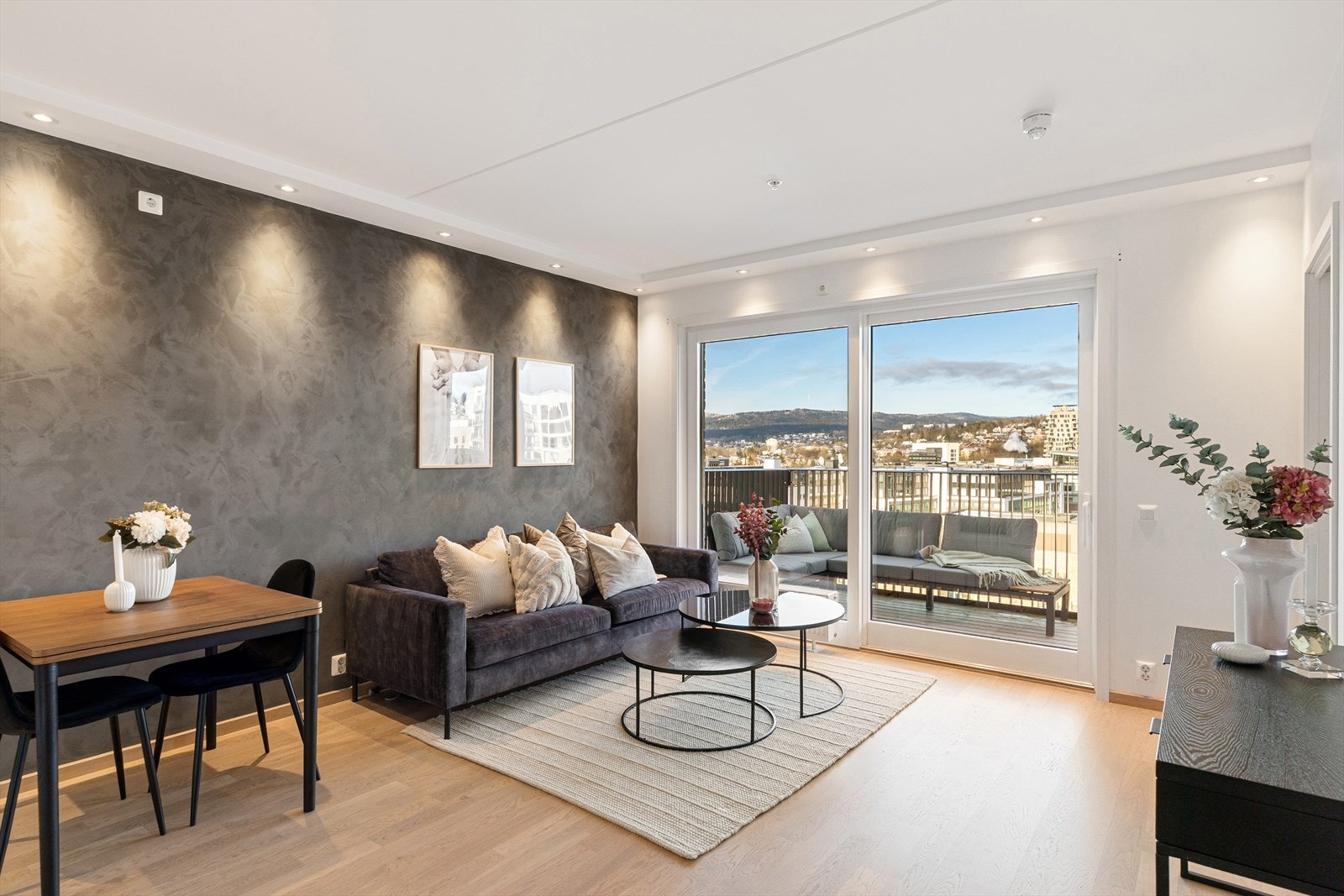 Stuen er lys og luftig med store vindusflater som sørger for rikelig med innslipp av naturlig lys. Galleribilde