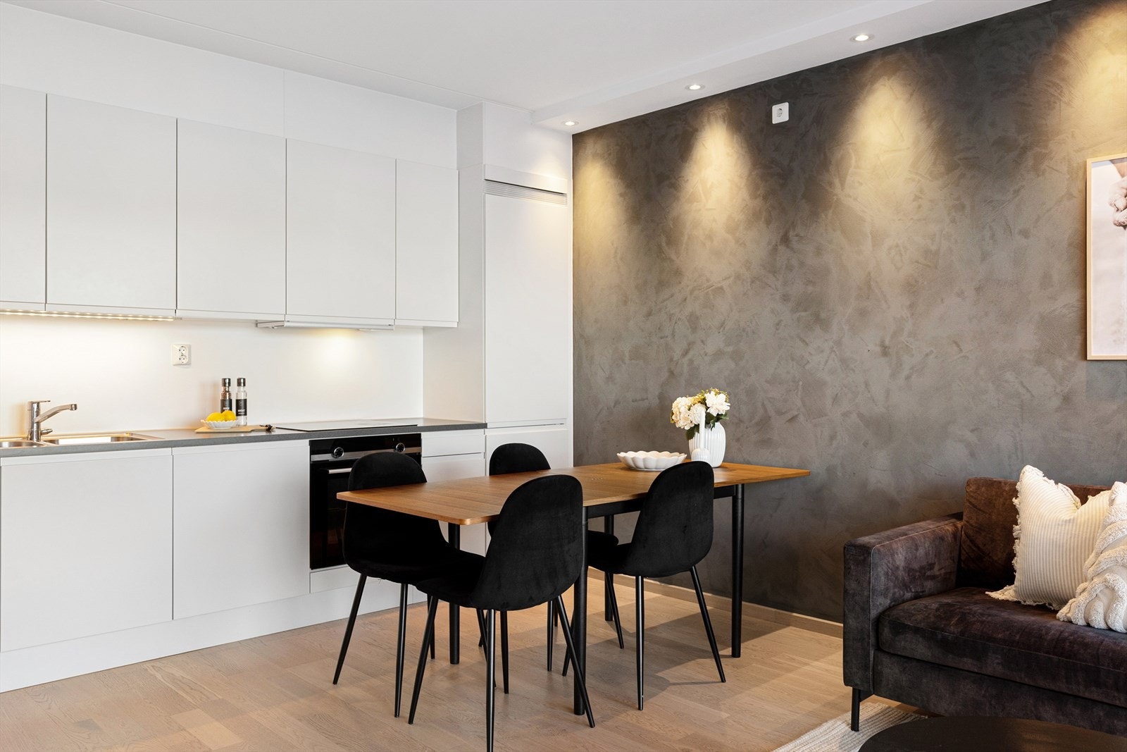 Det er god plass til et hyggelig spisebord, med fine rammer for å samle familie og venner. Galleribilde