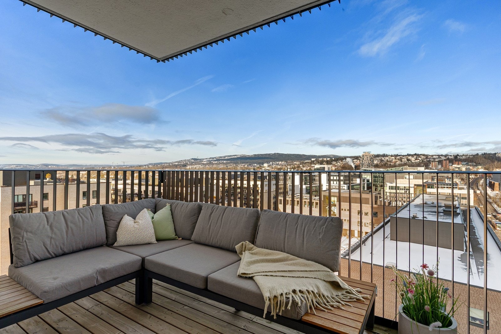 Velkommen til Sandakerveien 110! Dette er en attraktiv og stilren 2-roms leilighet, beliggende høyt og fritt i byggets 8. etasje, med flott utsikt og gode solforhold. Leiligheten ligger rett ved Lillo Gård med kort vei til Akerselva. Galleribilde