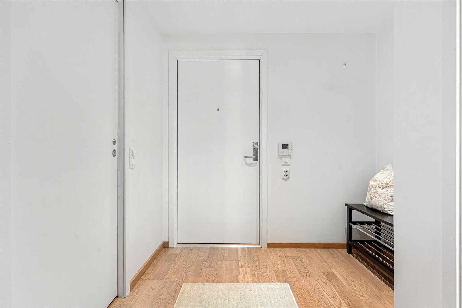 Leiligheten har en innbydende og romslig entré med downlights i himlingen, noe som skaper et umiddelbart godt førsteinntrykk. Galleribilde