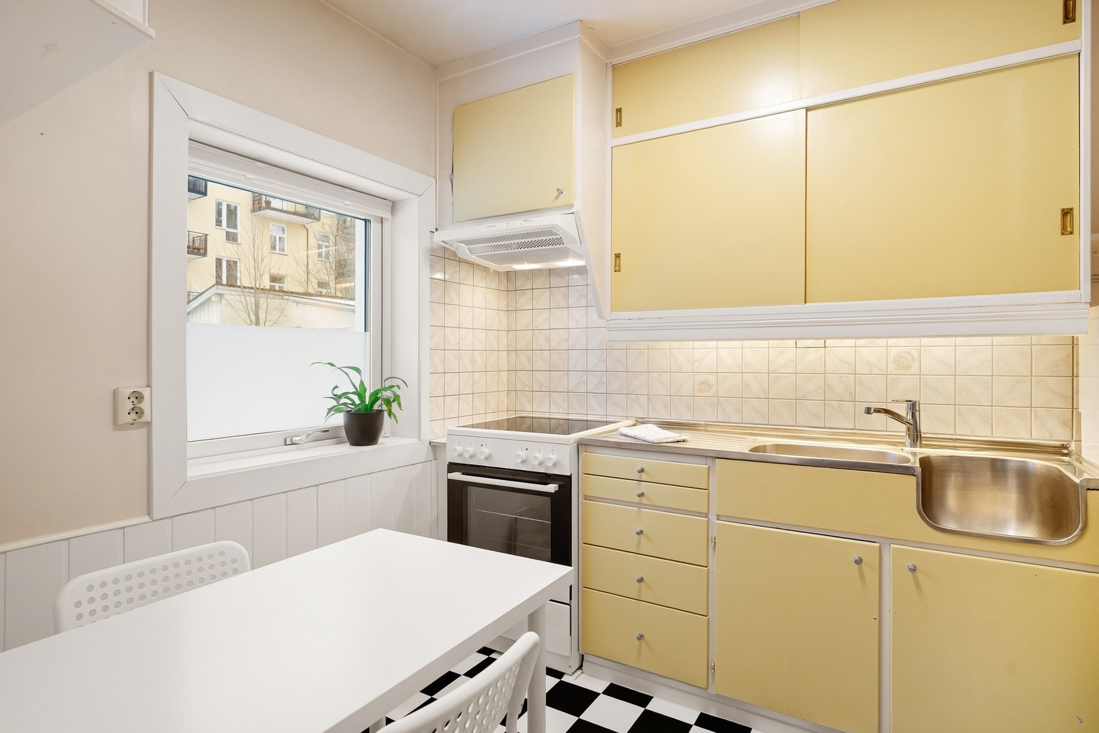 Kjøkkenet har nisjer for komfyr, oppvaskmaskin, vaskemaskin og kjøl-/fryseskap. Galleribilde