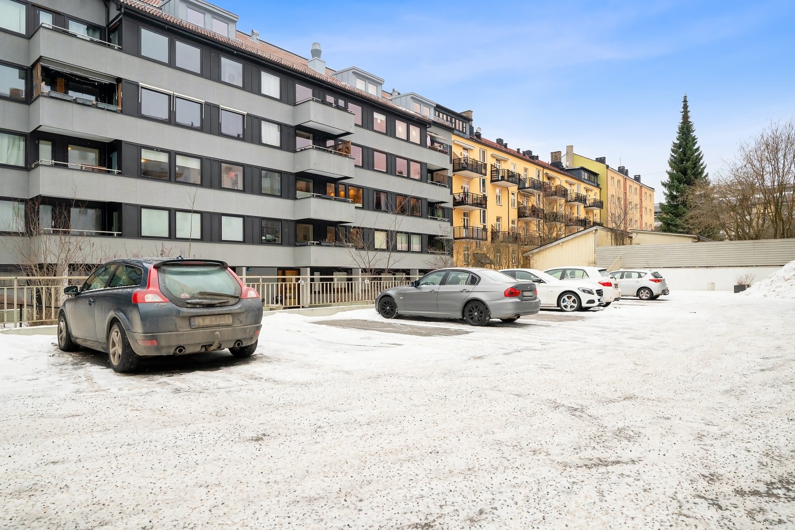 Sameiet har 18 parkeringsplasser som leies ut etter venteliste, samt garasjeanlegg i kjeller med mulighet for kjøp av plass ved ledighet. Galleribilde