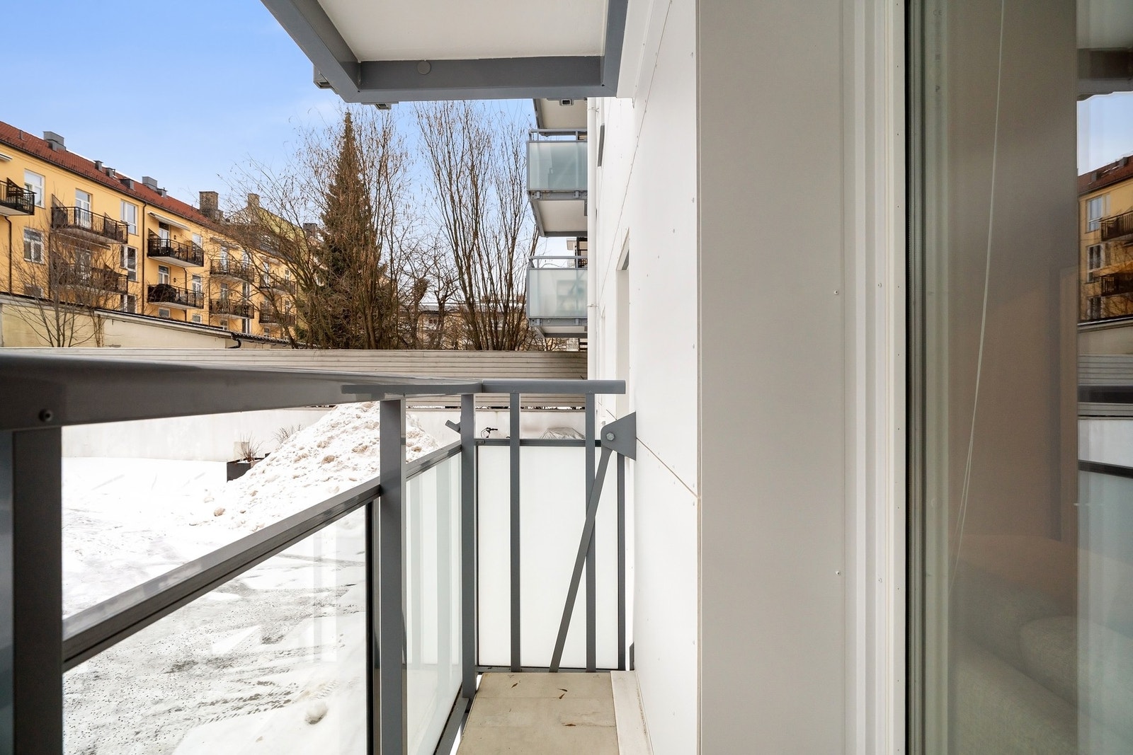 Balkongen vender mot vest og er på ca. 3 kvm. Galleribilde