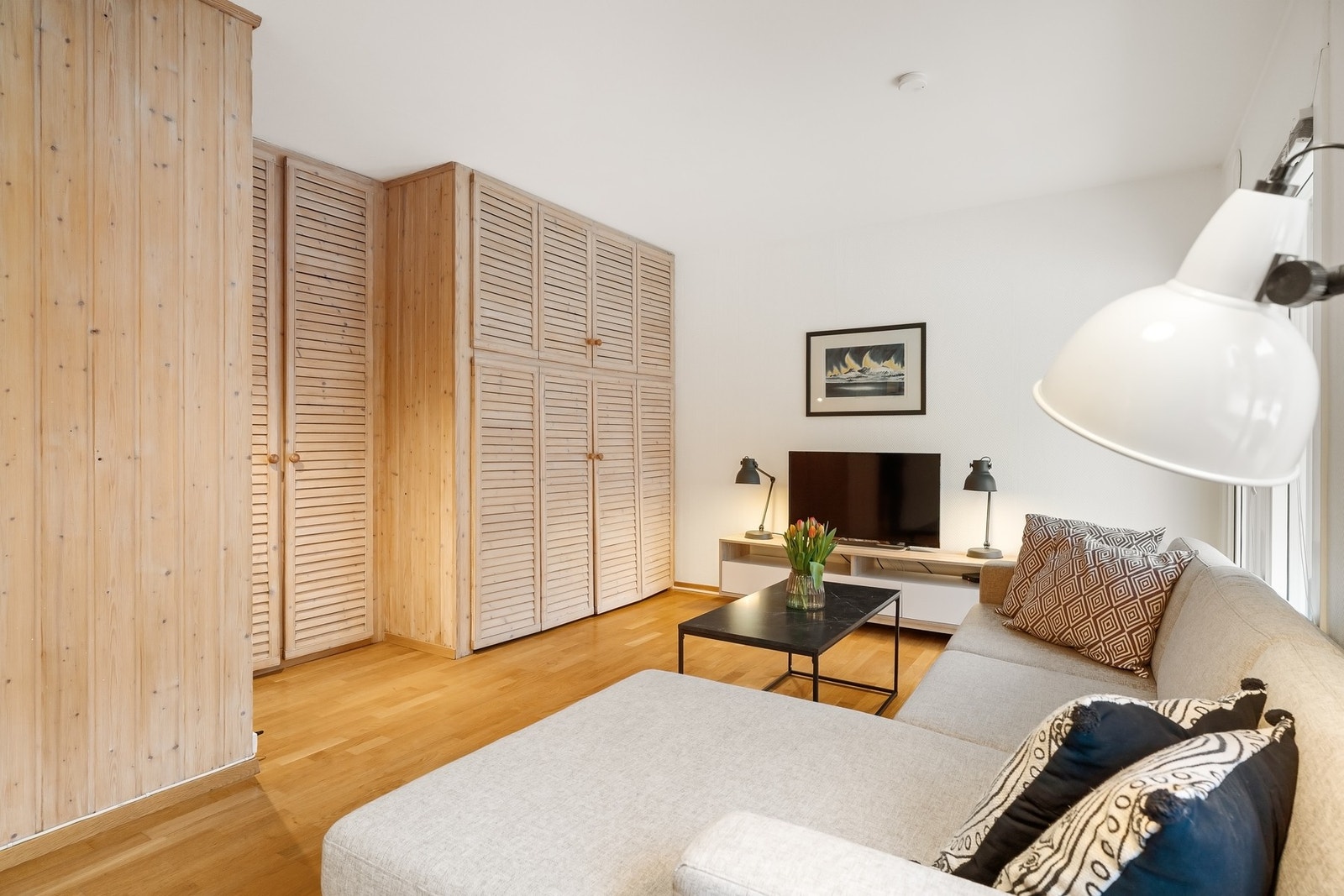 Romslig stue med smart alkoveløsning. Galleribilde