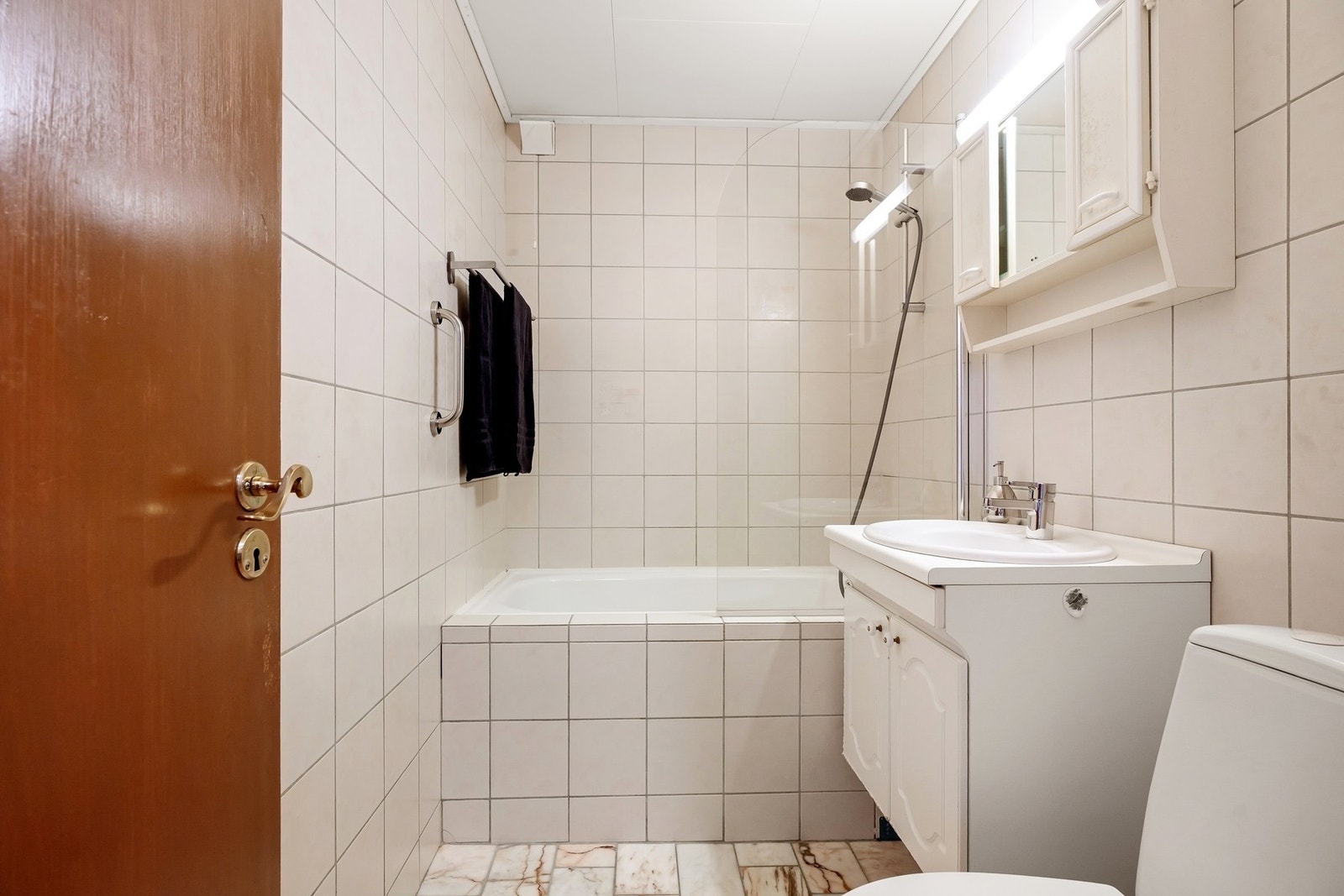 Flislagt bad med varmekabler i gulv. Galleribilde